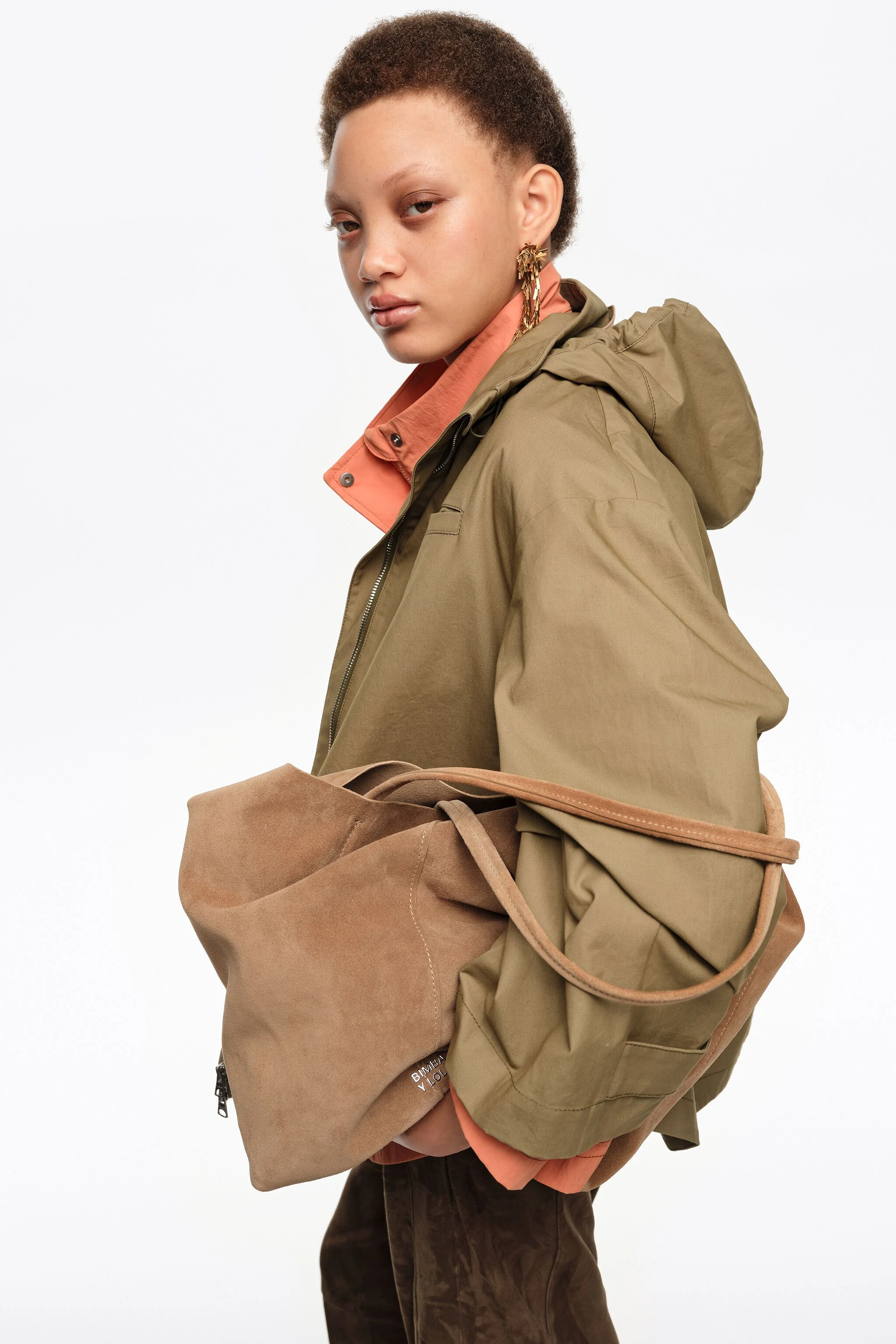 Bolsa de compras grande em camurça na cor natural.