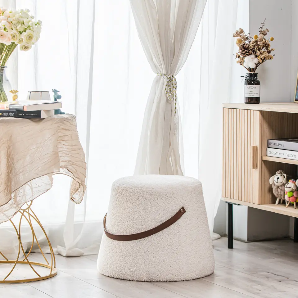 Poef met witte krullen in Scandinavische stijl