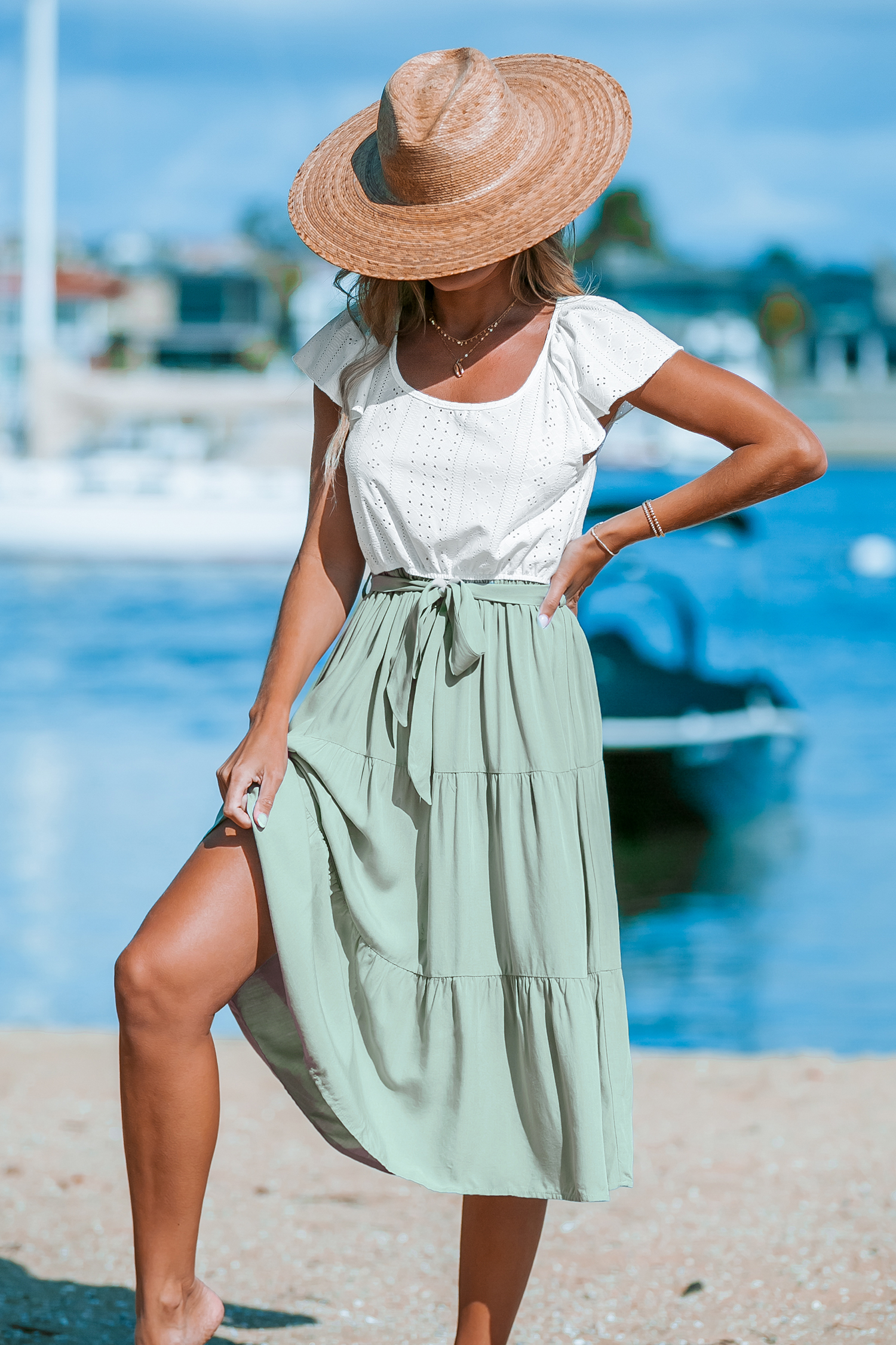 Robe midi avec haut à volants en œillets blancs et jupe verte