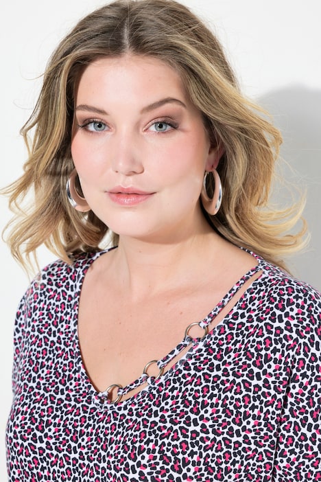 T-Shirt, oversized, Leo-Muster, V-Ausschnitt mit Zierringen, Halbarm