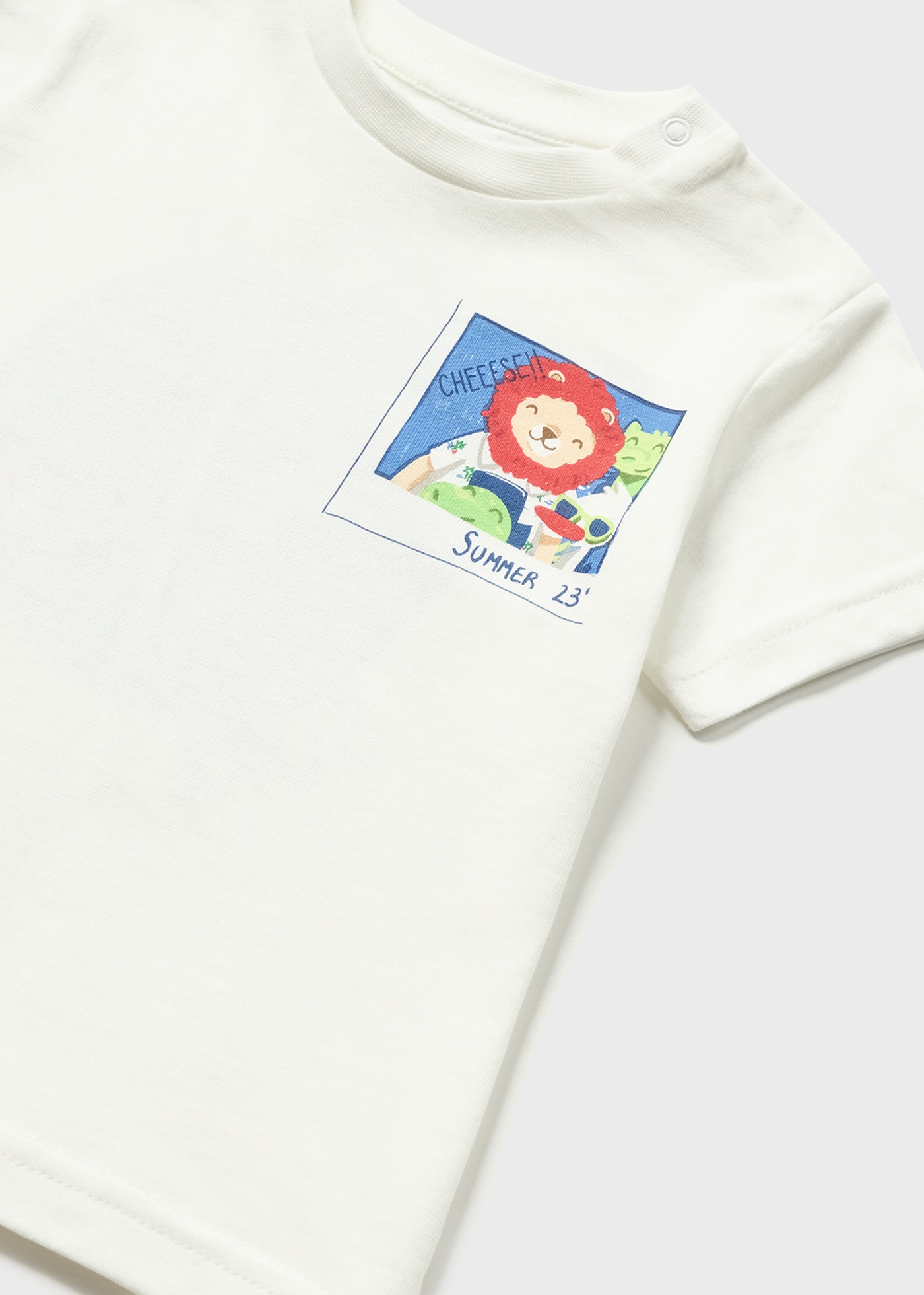 Camiseta infantil com estampa feita em algodão sustentável.