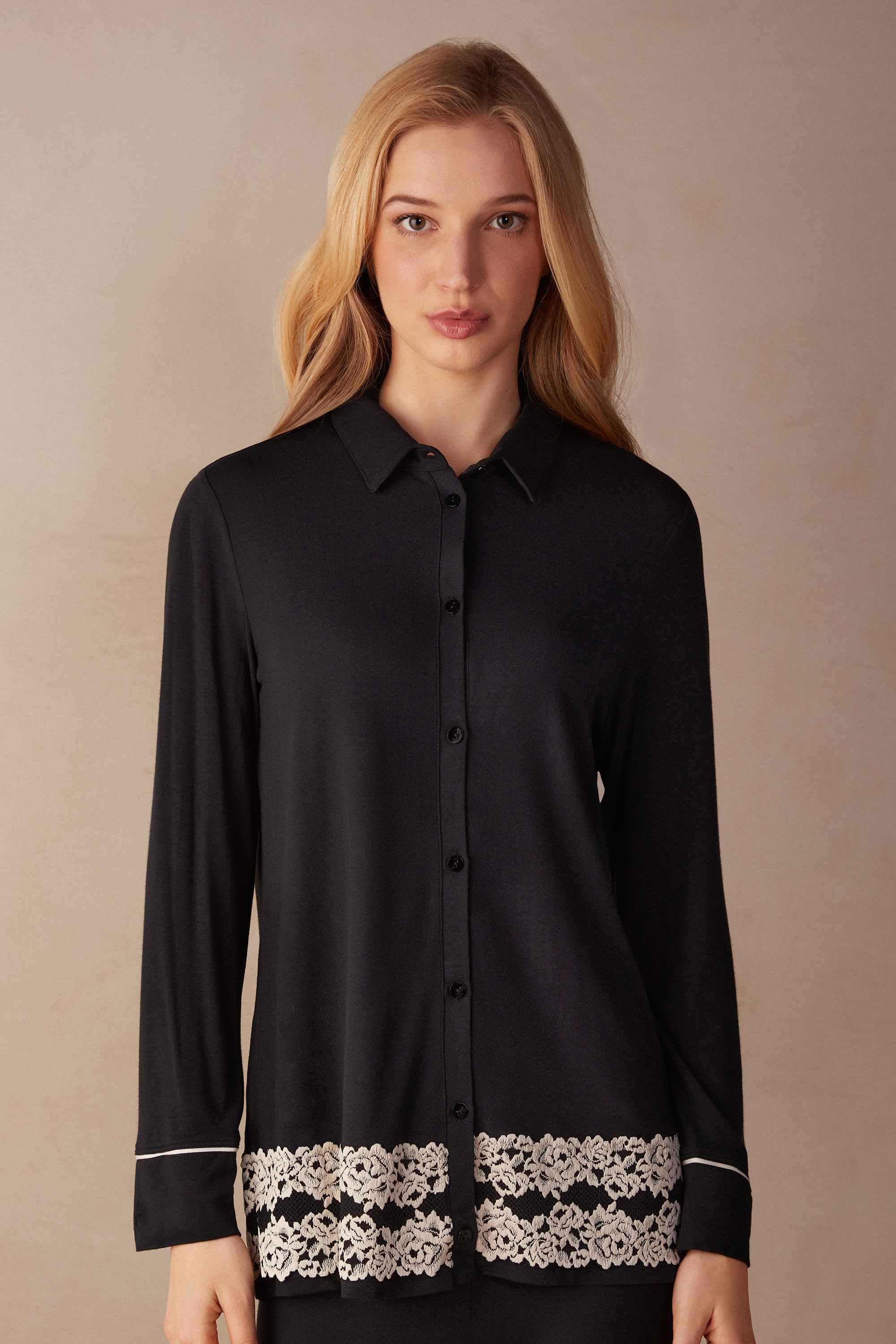 Camiseta Pretty Flowers Modal com Fenda Frontal