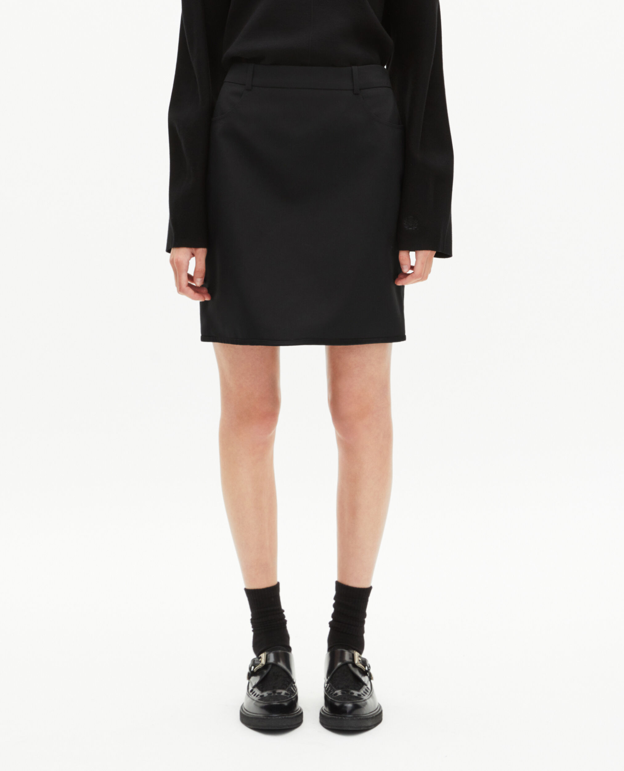 Jupe courte avec bords satin noire