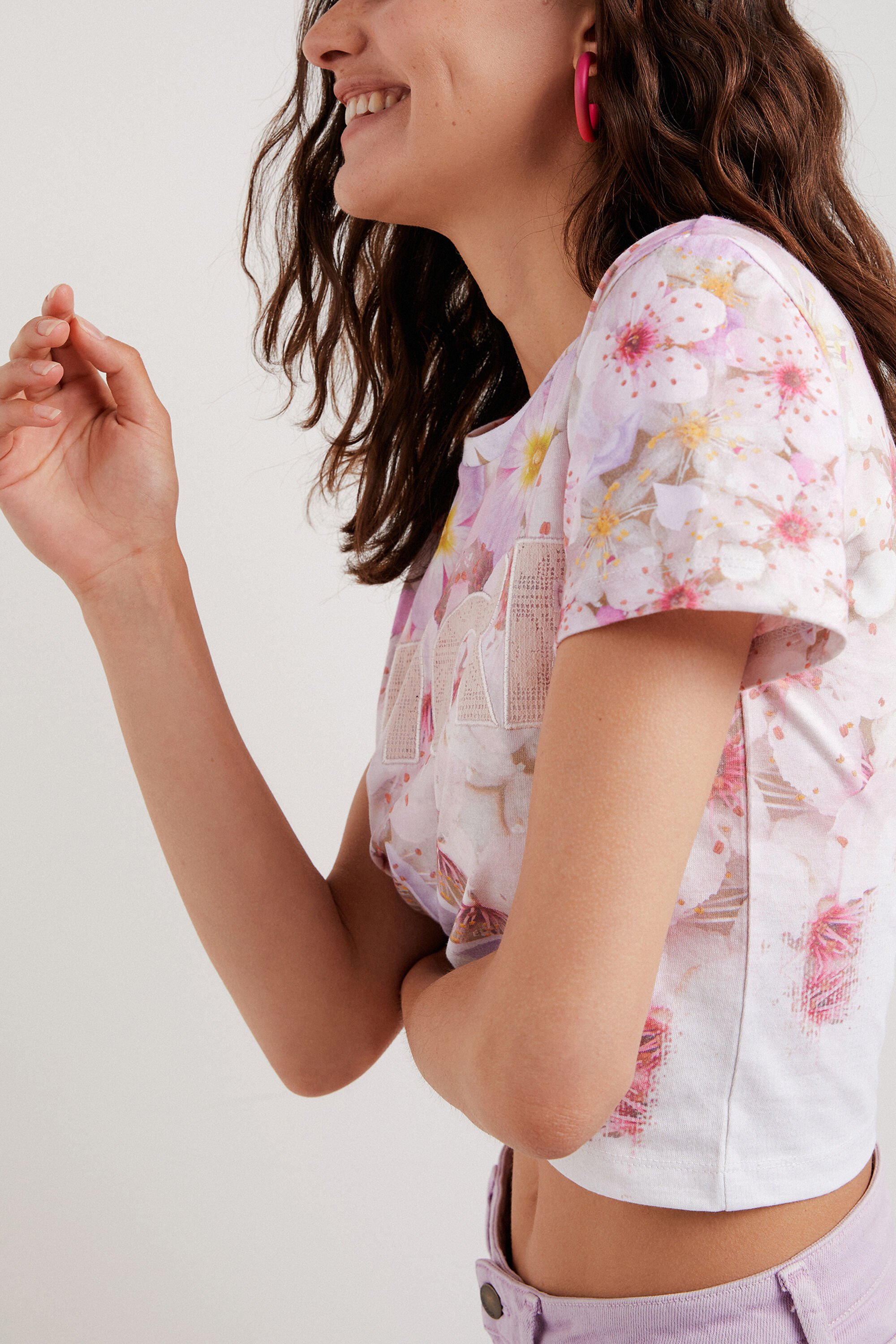 T-shirt floral et patch