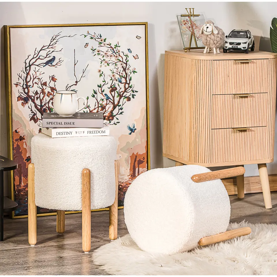 Poef met witte krullen en houten basis