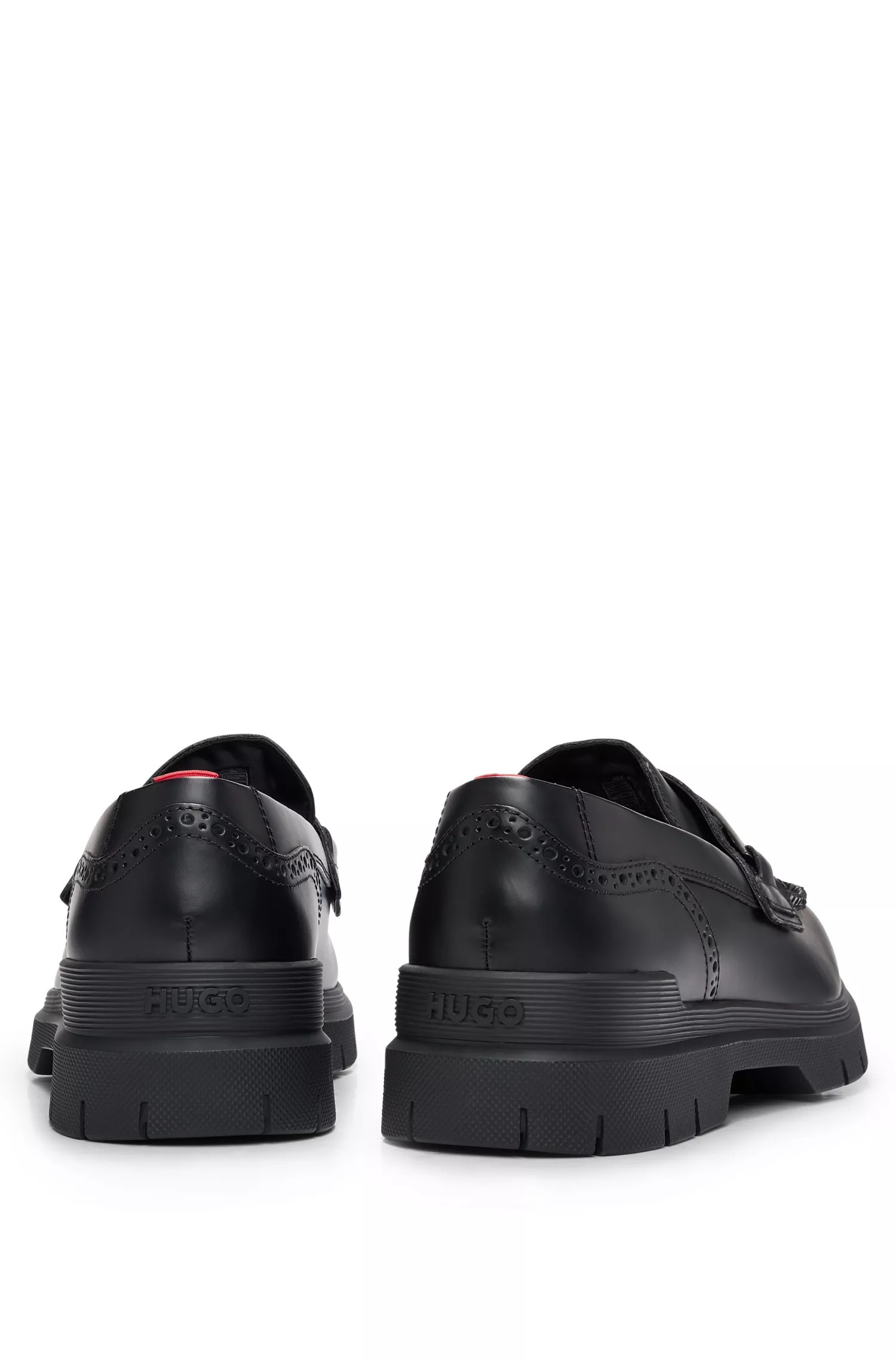 Mocassins HUGO com detalhes em ferragens vermelhas e acabamento escovado em couro.