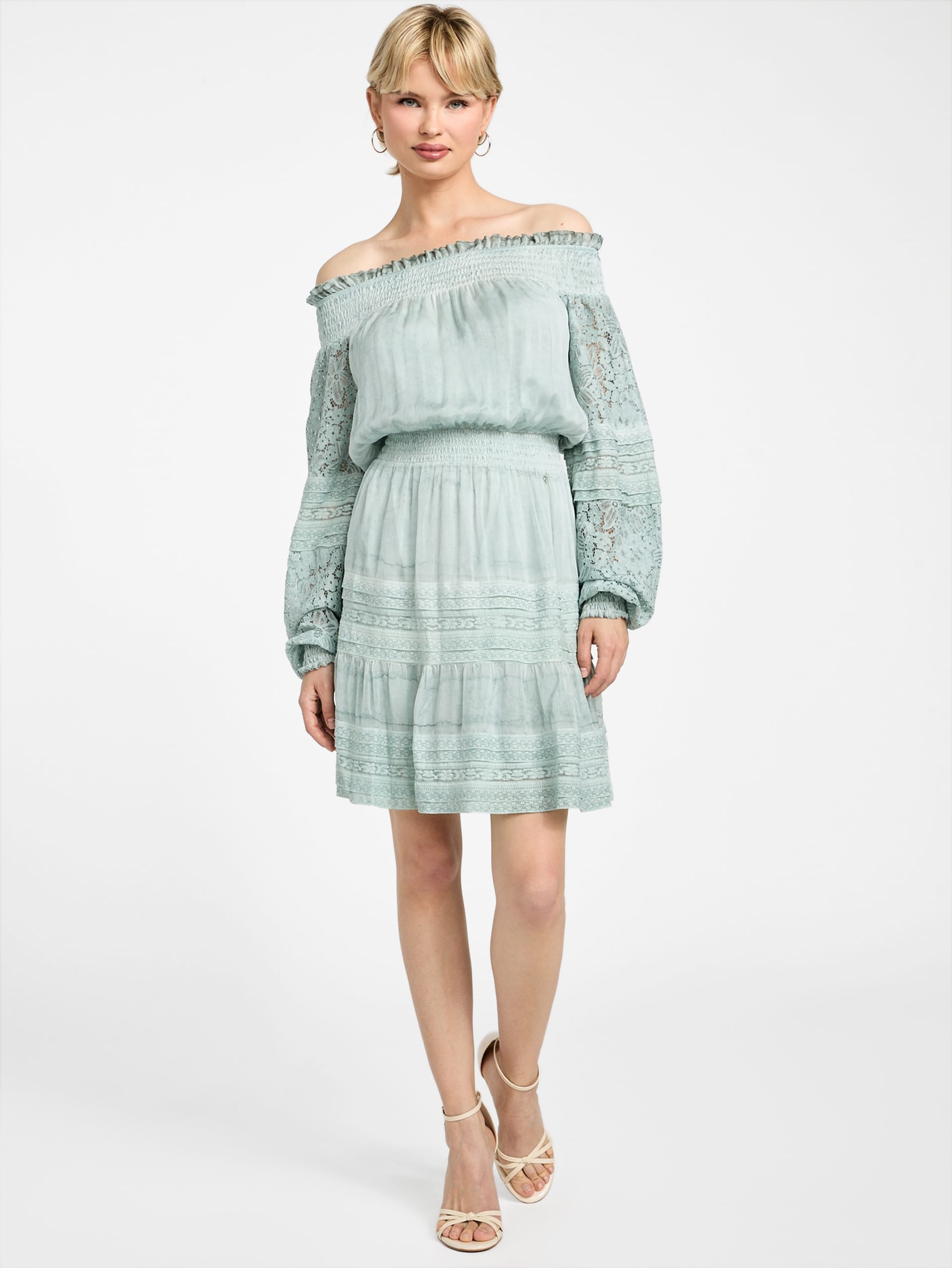 Vestido curto Audrey com ombros à mostra