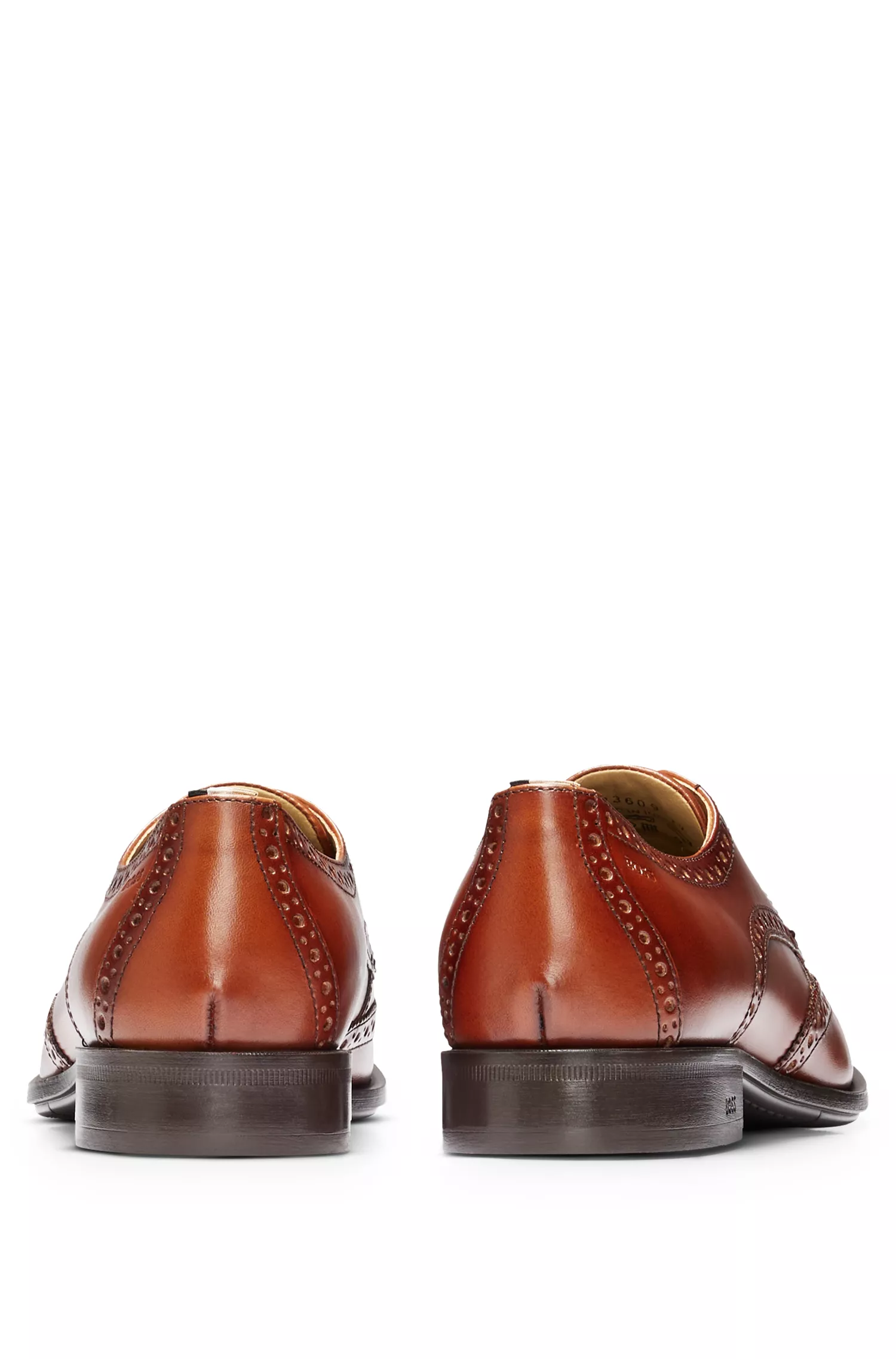 Sapatos BOSS Derby pretos em couro com detalhes brogue.
