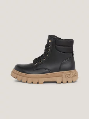 Botas de cano médio com cadarço e sola robusta