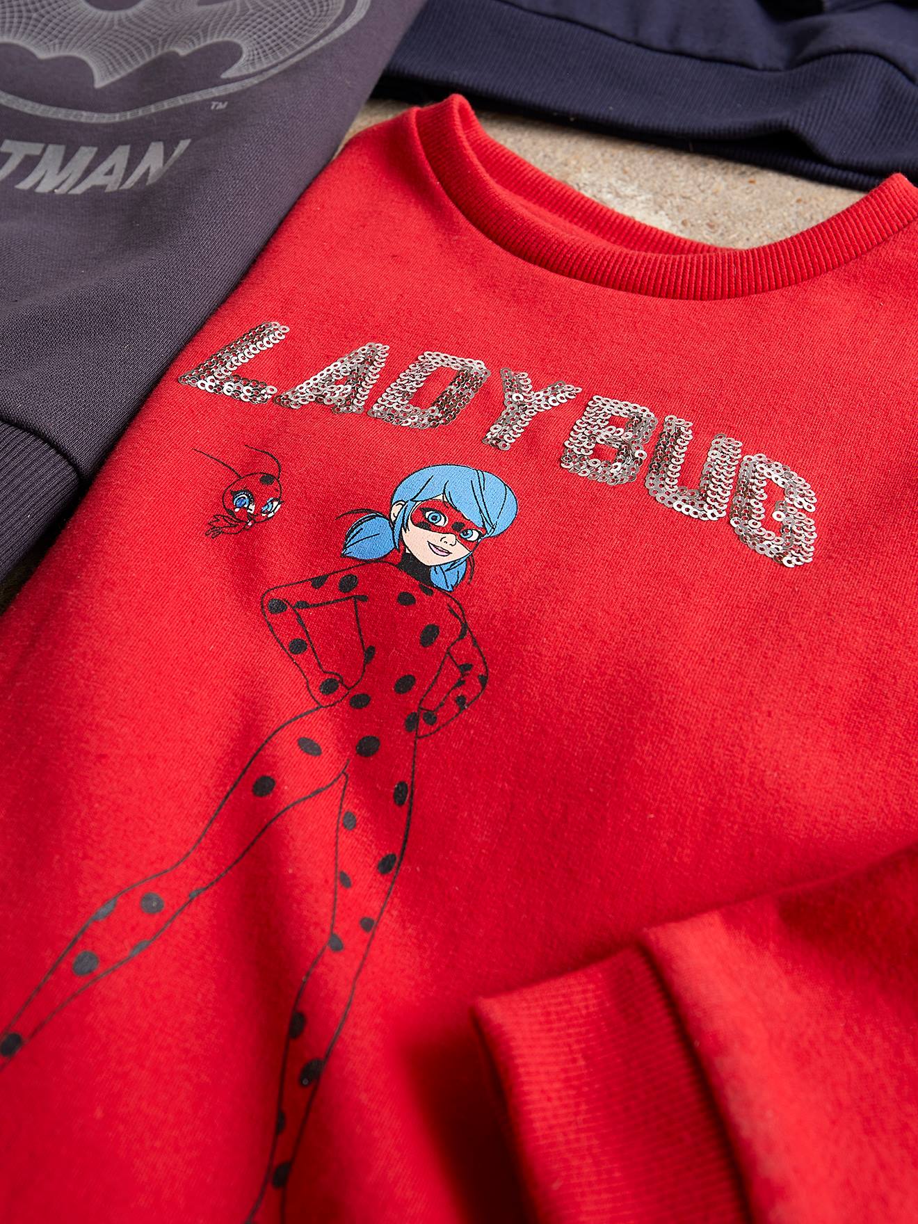 Moletom Miraculous® em vermelho vivo liso com estampas.