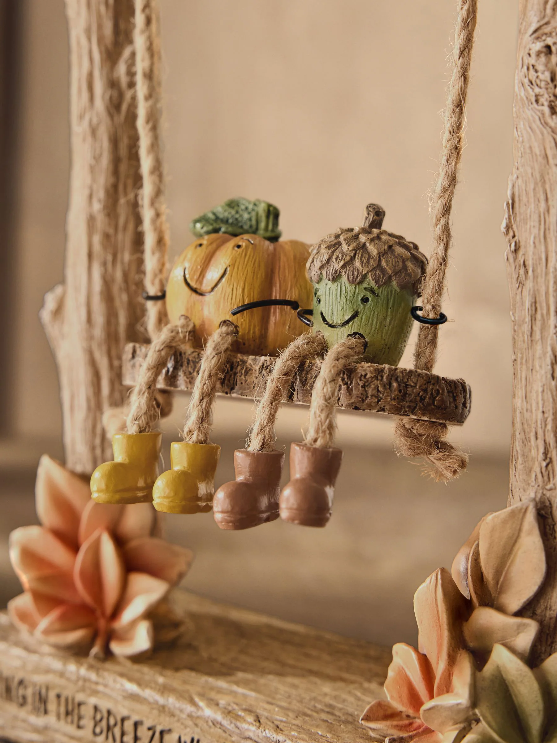 Herfst Pompoen en Eikel Sentimenteel Ornament met Bungelende Benen