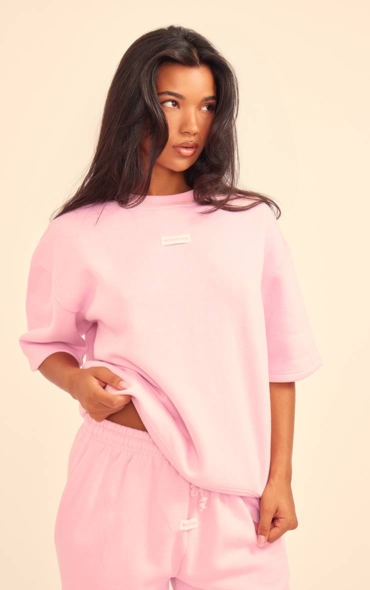 Rose Bébé Prettylittlething Jogging Jambes Larges Taille Mi-haute Avec Détail Badge