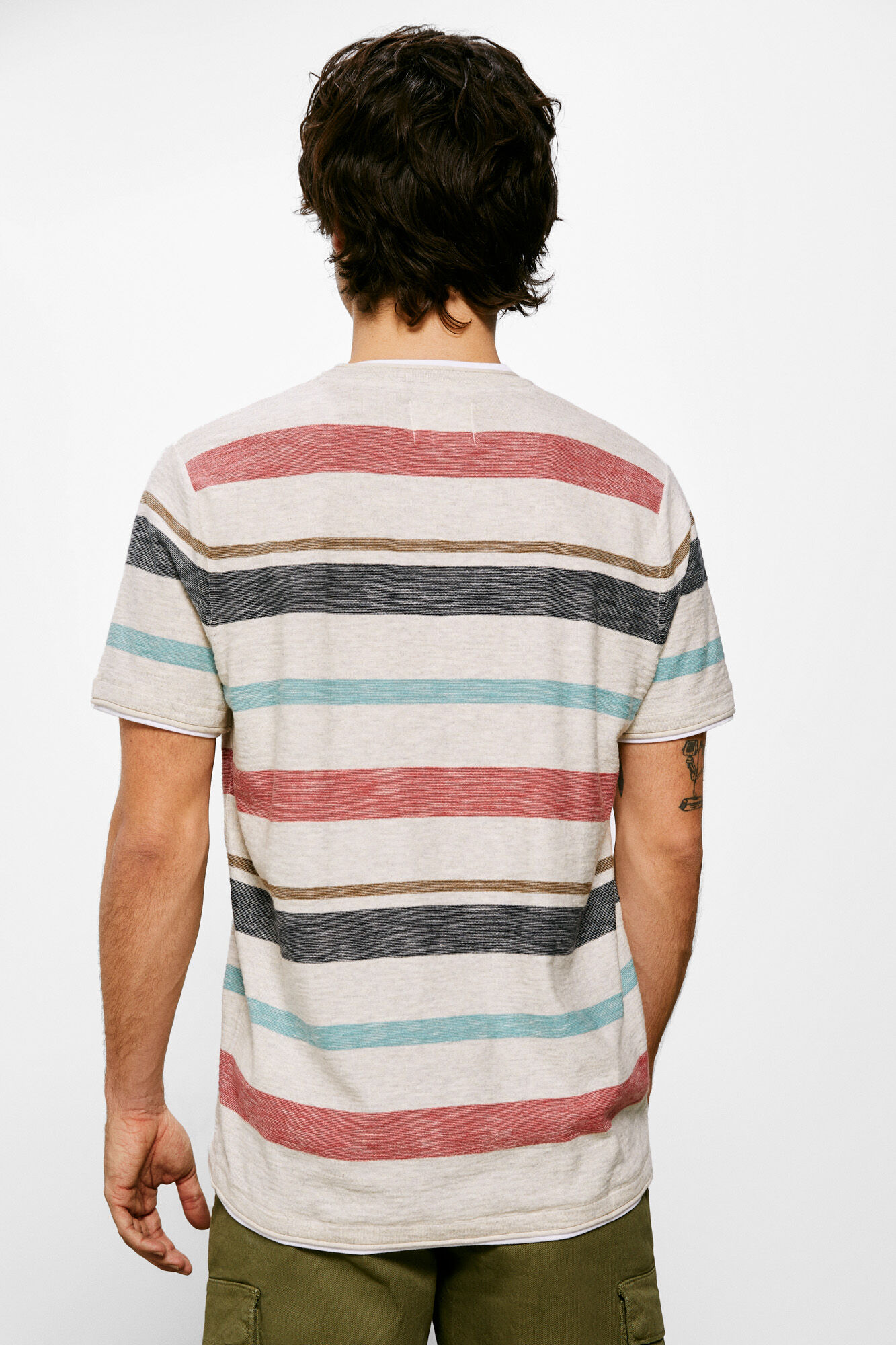 Camiseta de malha com listras multicoloridas - cinza claro