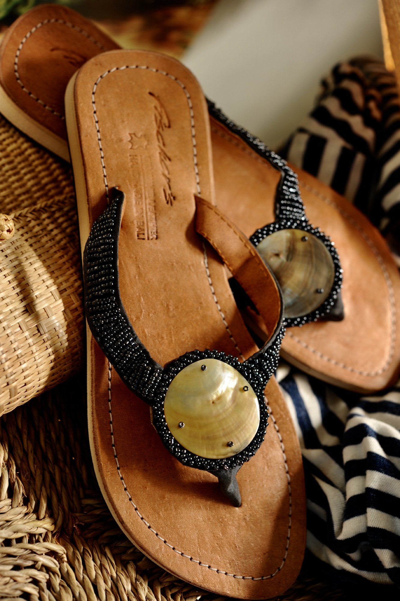 Damensandalen mit Perlen und Muscheln, schwarz, Leder, Größe 37-42 günstig bestellen