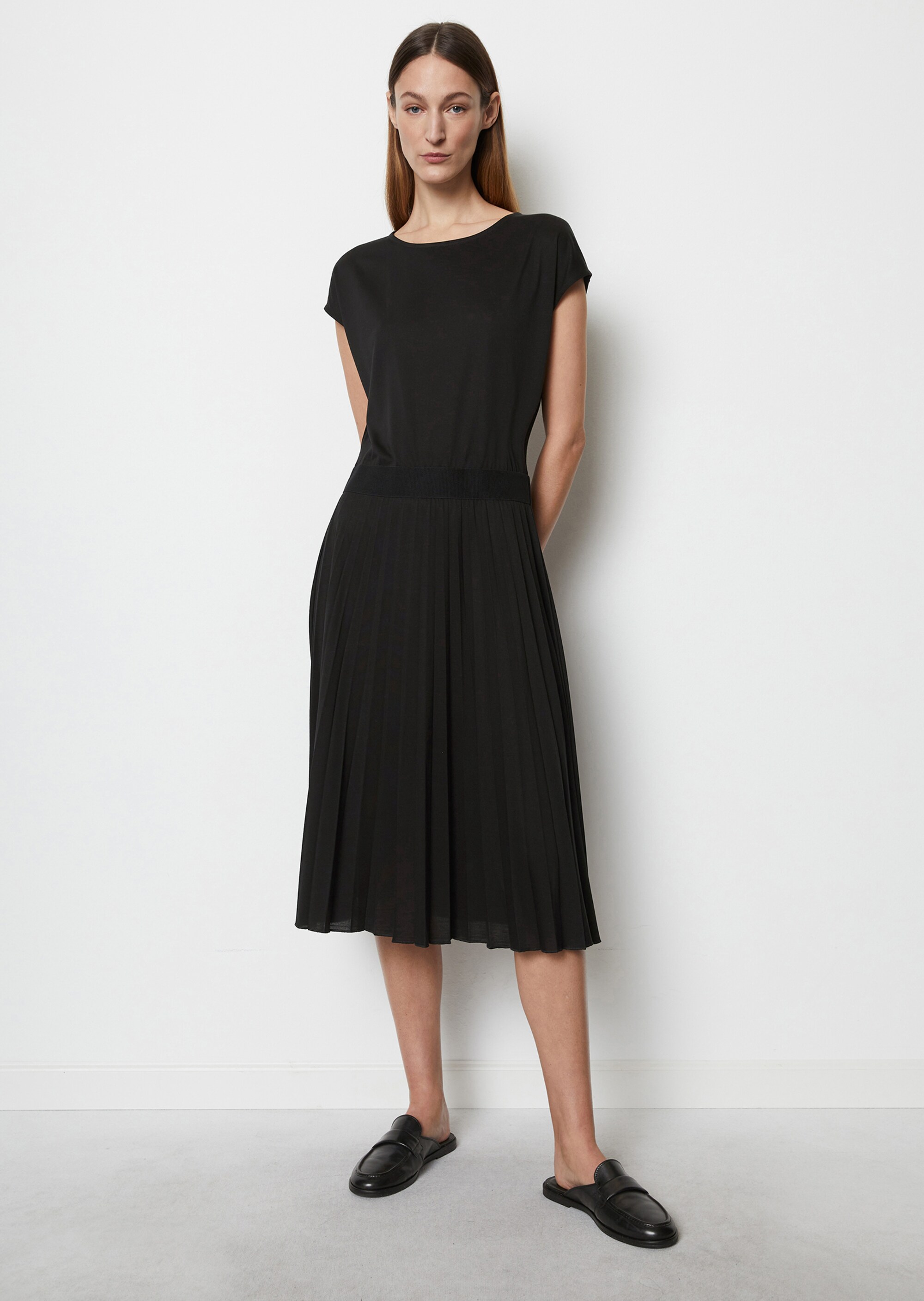 Jerseykleid mit elastischer Taille und plissiertem Rock