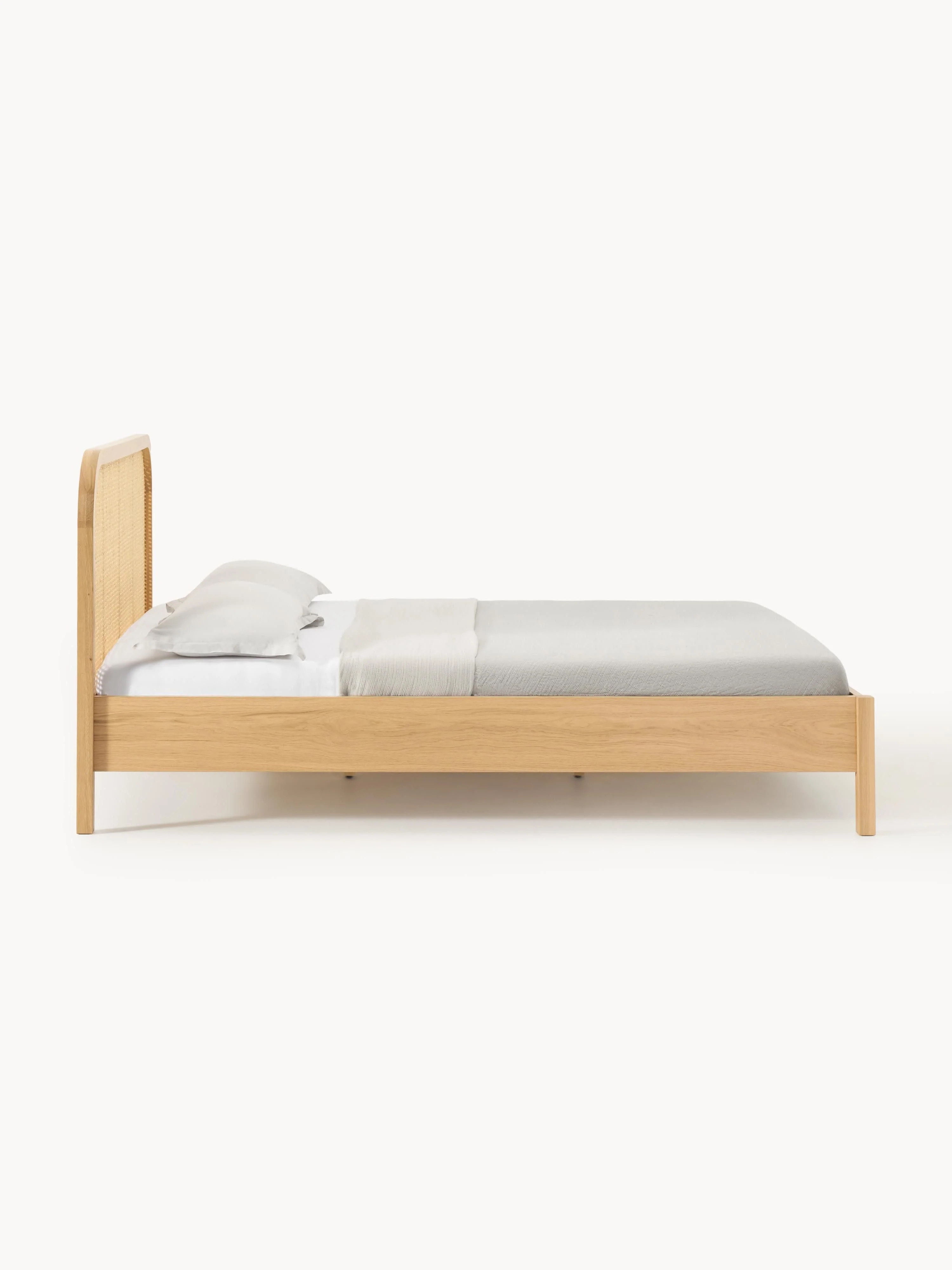 Houten bed Jones met hoofdeinde van Weens vlechtwerk
