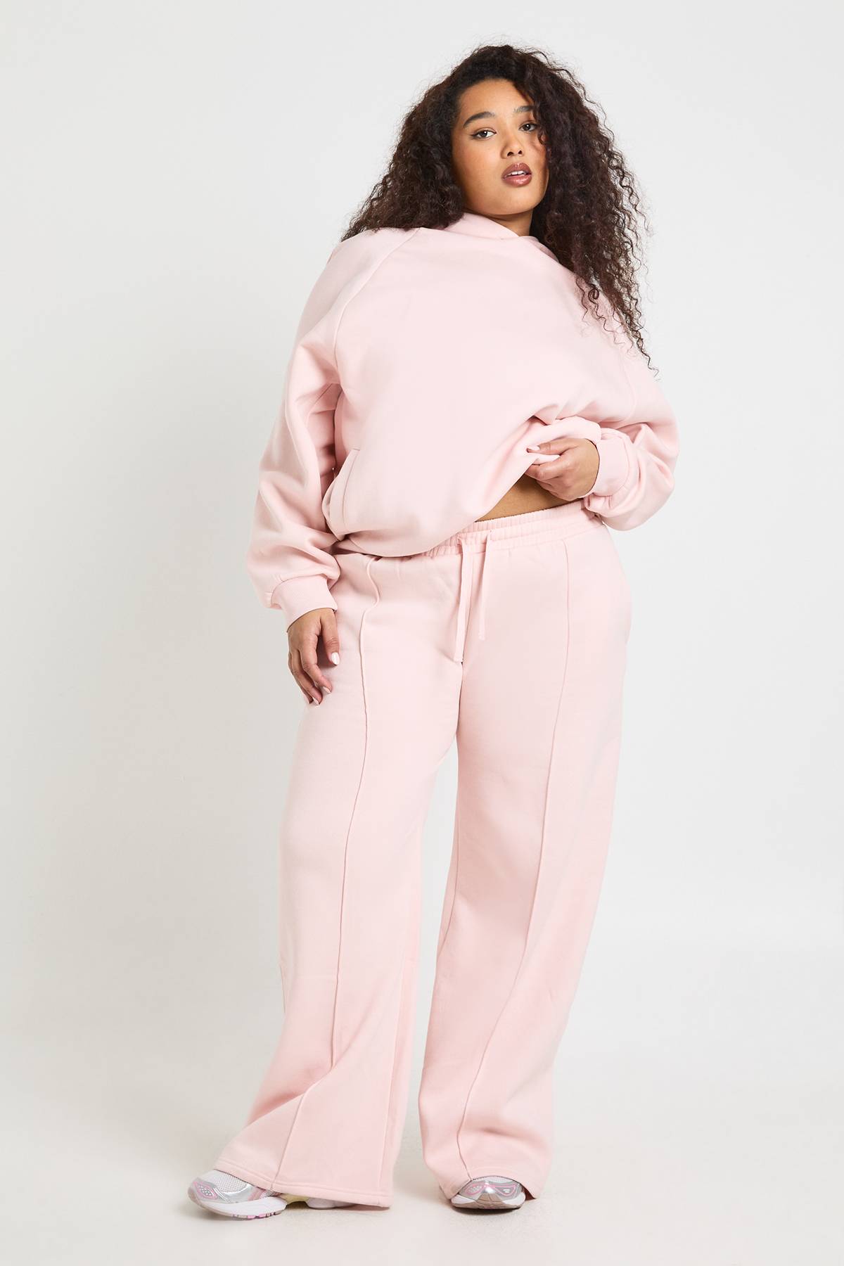 boohoo Jogger Grande Taille Basique À Jambe Large Avec Détails De Plis Piqués Et Ceinture Profonde