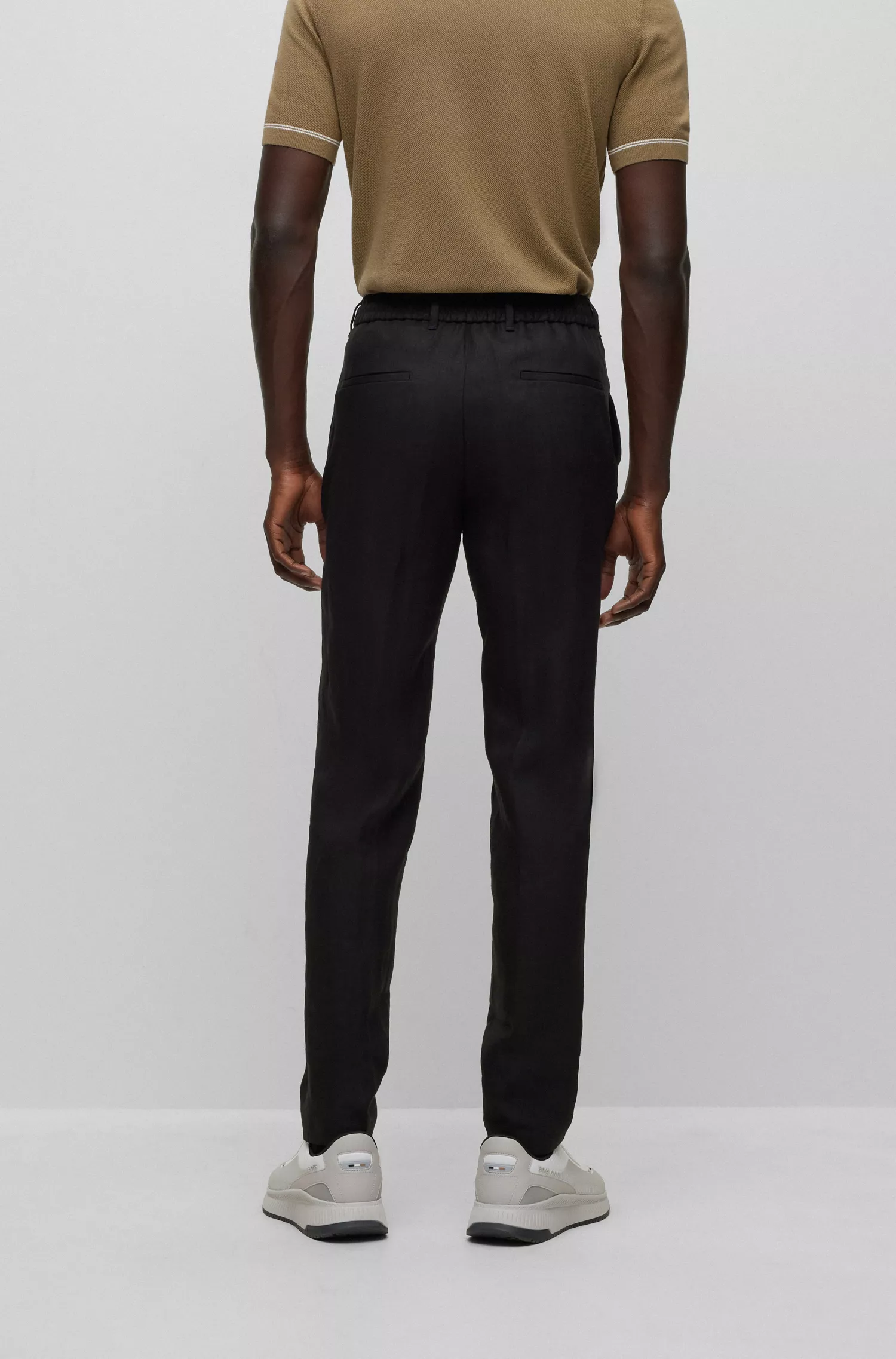 Calça BOSS preta de corte slim em linho com cintura ajustável por cordão.