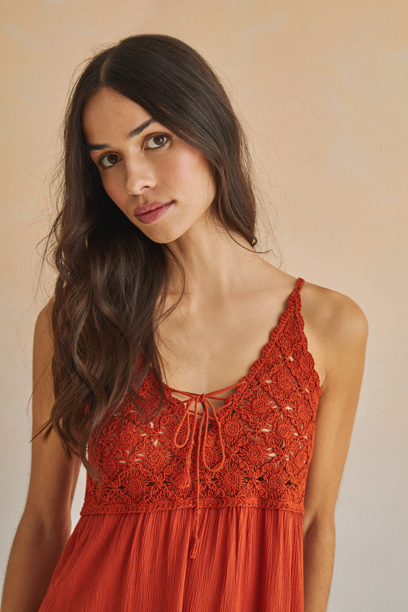 Vestido curto com alças de crochê - laranja