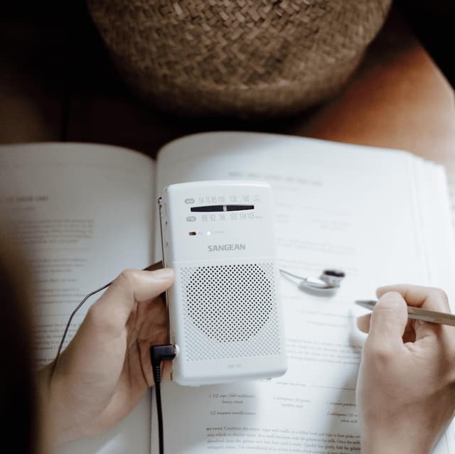 Sangean SR-35 bærbar analog radio (hvid)