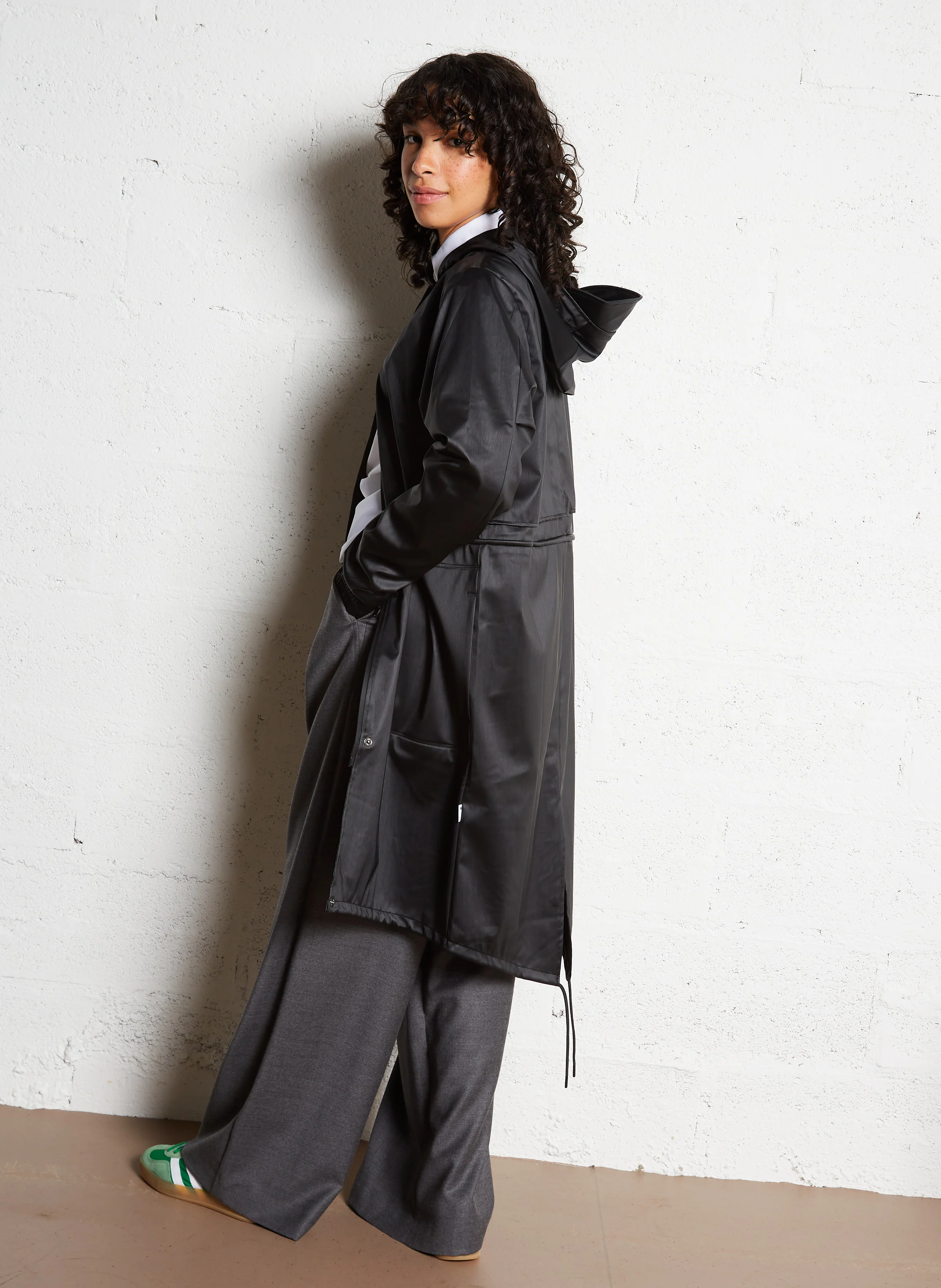 STRING PARKA - Imperméable droit col rond à capuche | Noir
