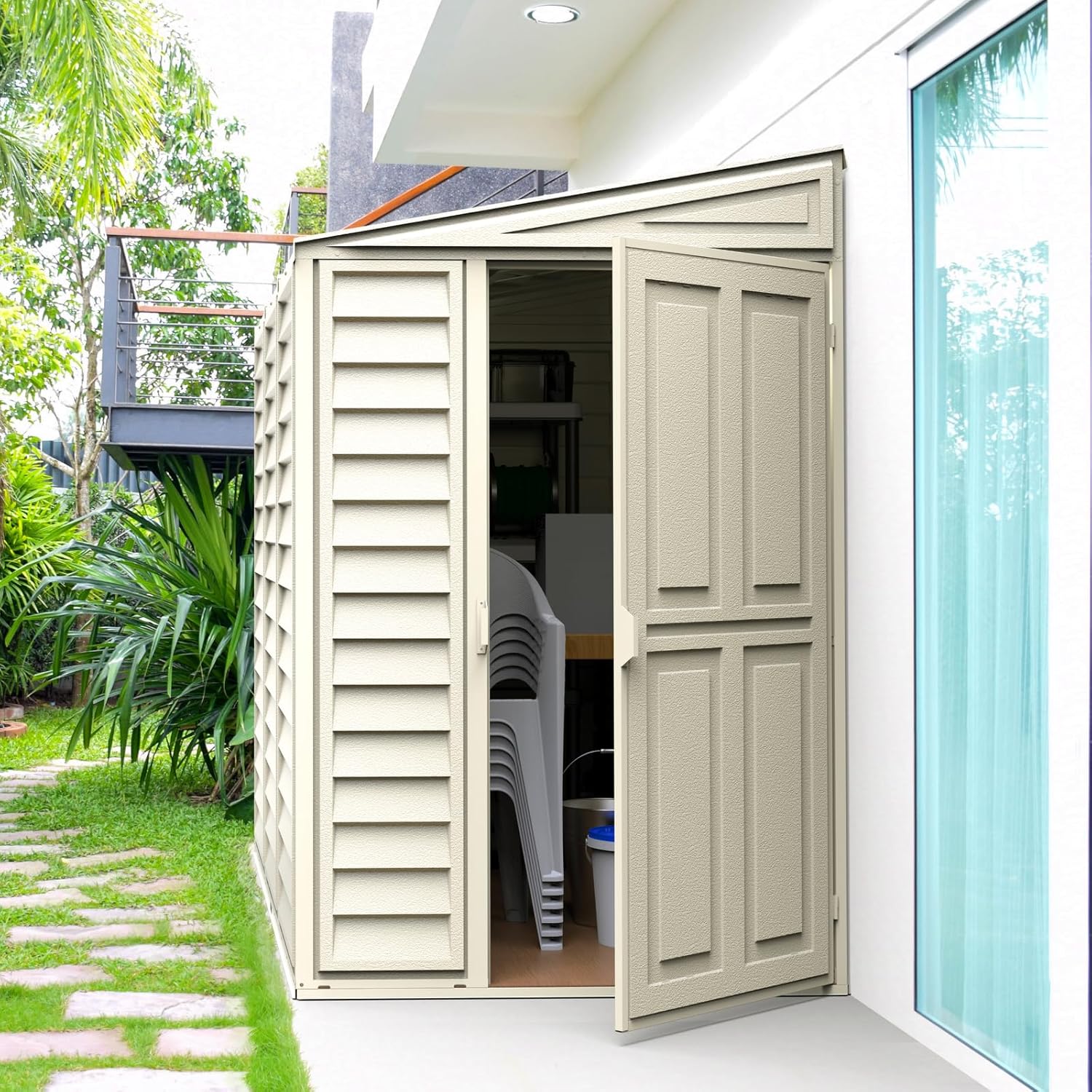Duramax SideMate 4 x 8 (2.91 m²) abri de jardin en plastique avec kit de fondation en métal, porte réversible, structure de toit en métal robuste, abri en vinyle sans entretien - Ivoire