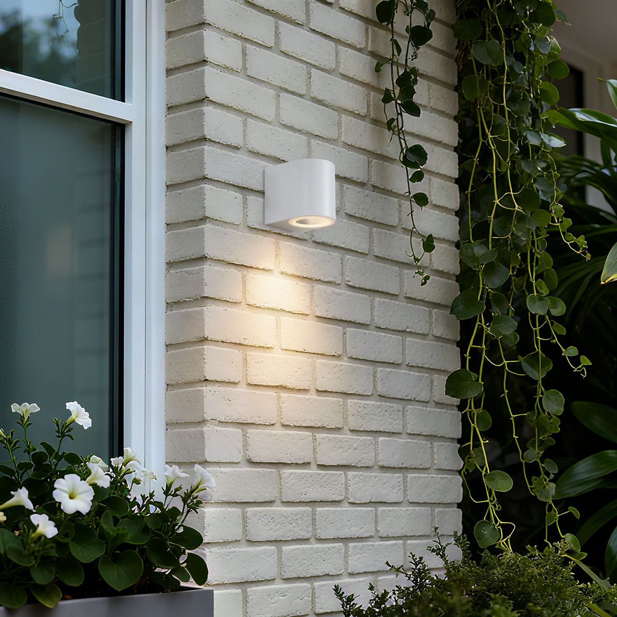 Moderne buiten wandlamp wit kunststof ovaal - Baleno