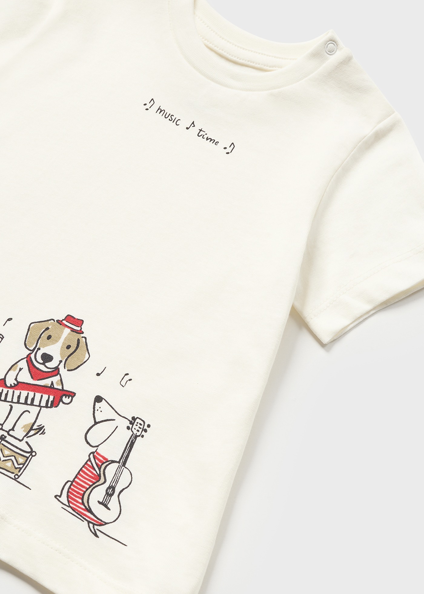 Camiseta de manga curta estampada para bebê, feita de algodão sustentável.