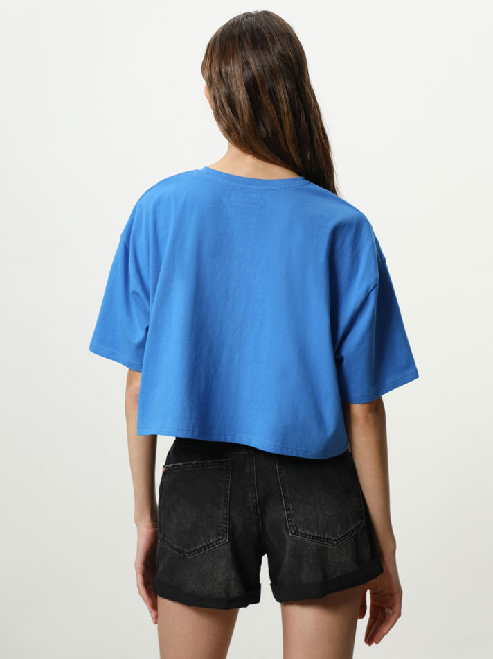 Camiseta cropped com estampa Kiss Universal - Azul Royal