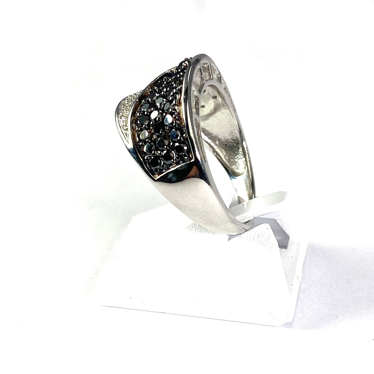Bague d'occasion or 750 blanc diamants noirs et diamants blancs