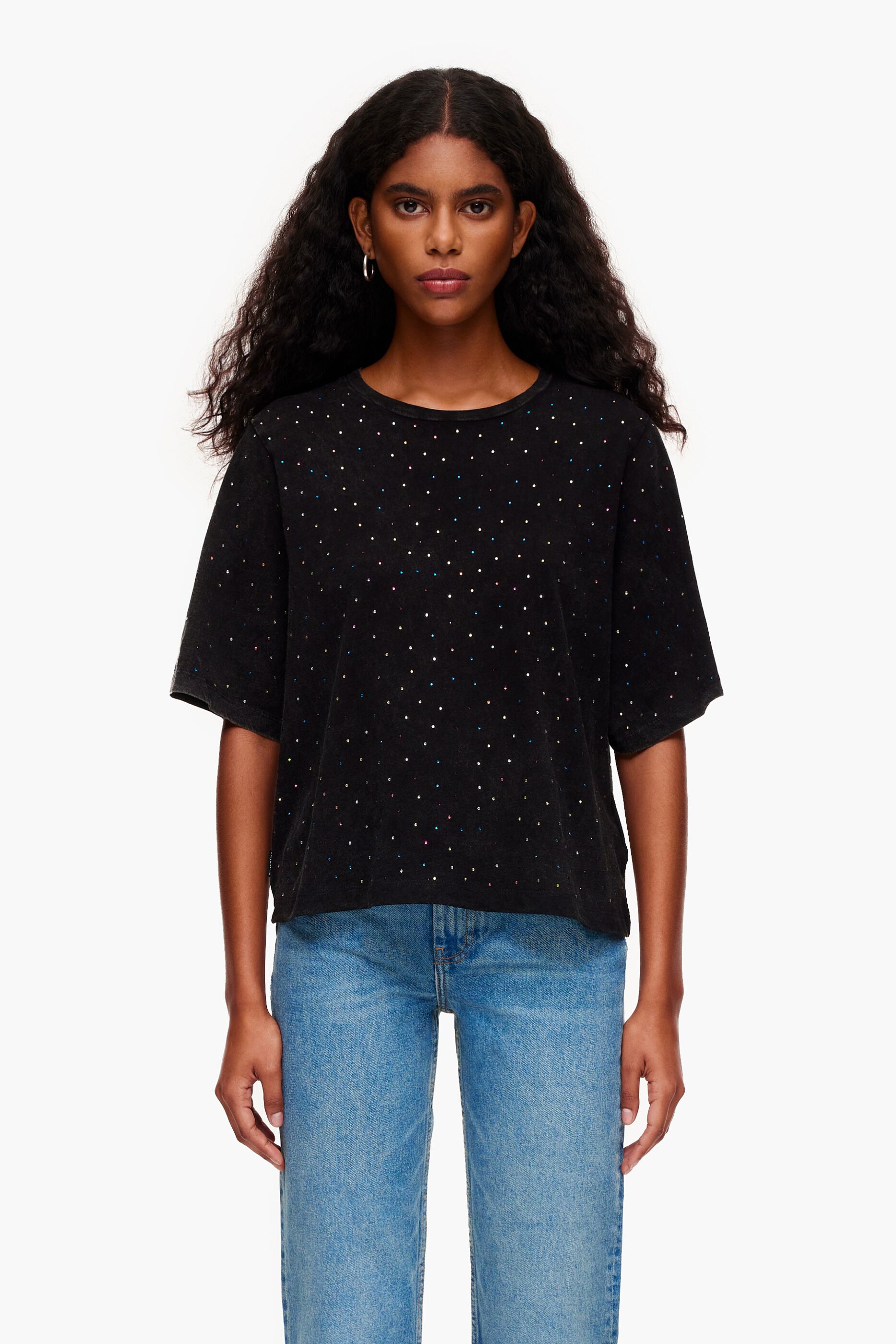 Camiseta preta com pedras multicoloridas