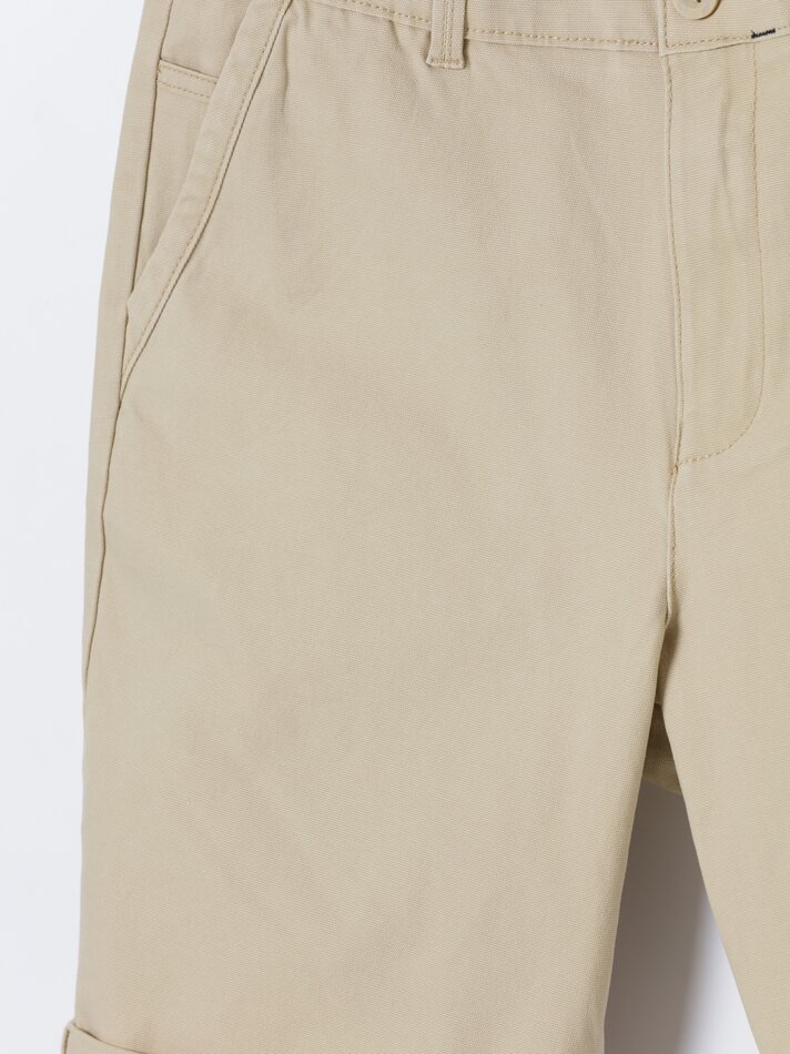 Bermuda chinesa de corte justo - Bege