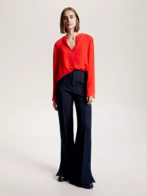 Blusa crepe com decote em V e modelagem solta.