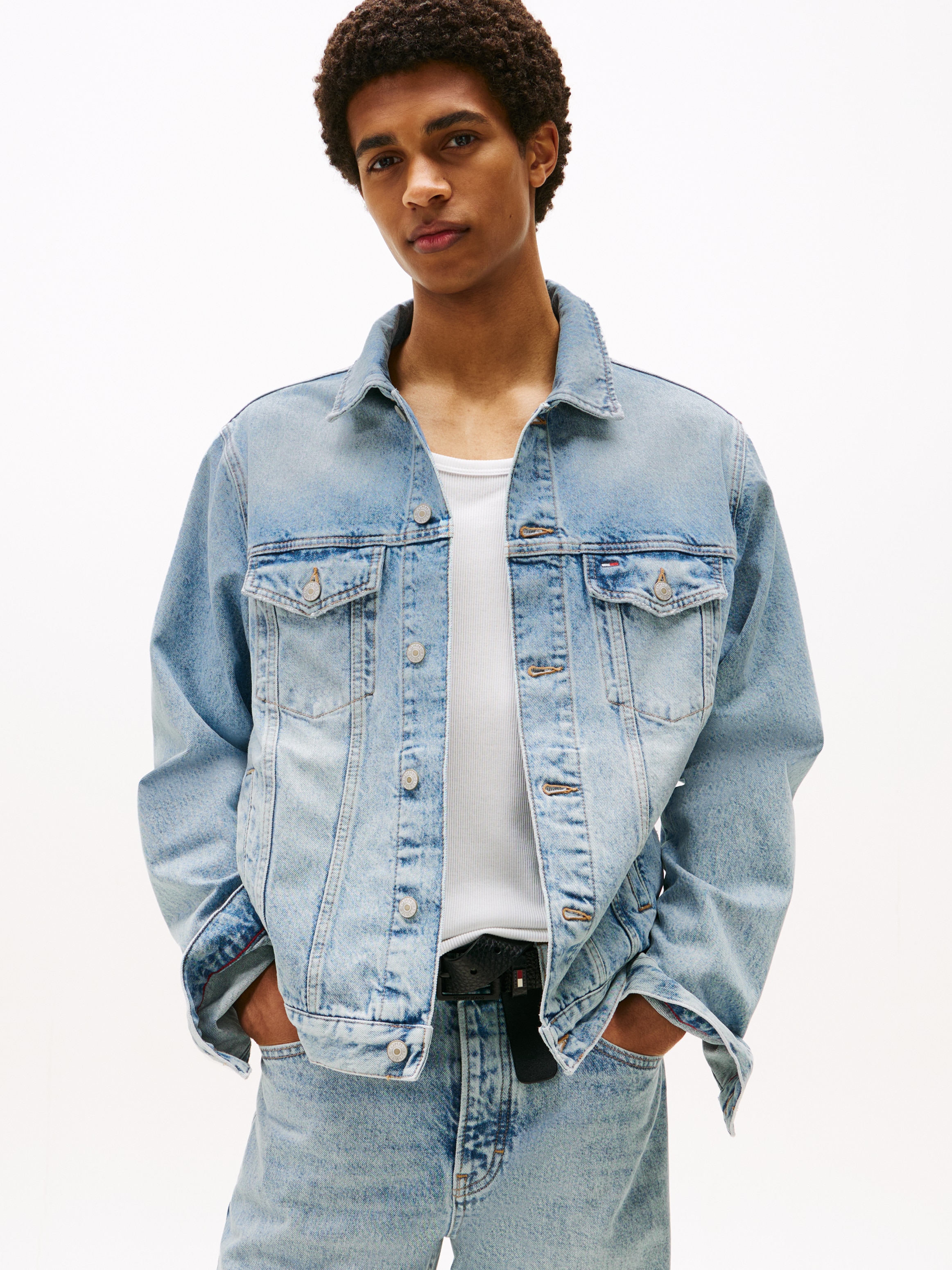 Tommy Jeans Jeansjacke »RYAN RGLR TRCKR RWB  EXT CI6033« ohne Kapuze Freizeitjacke, Übergangsjacke,  Mit Rundhalsausschnitt