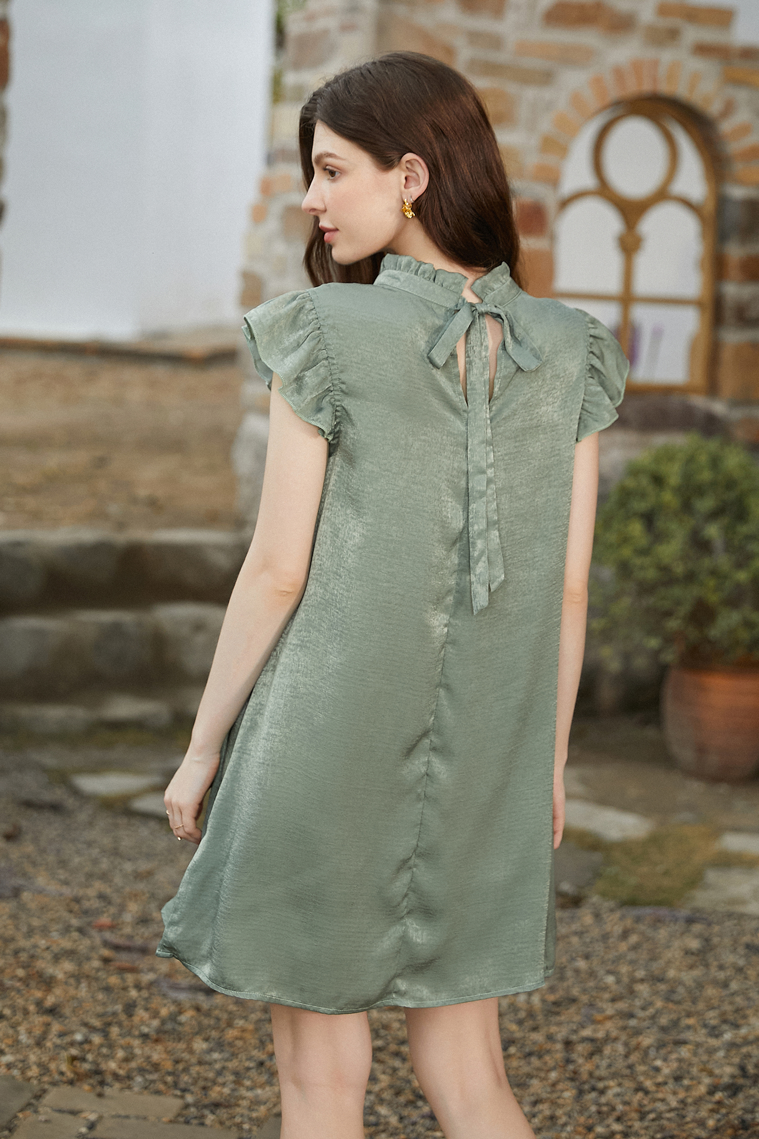 Robe mini à col montant et manches à volants verte