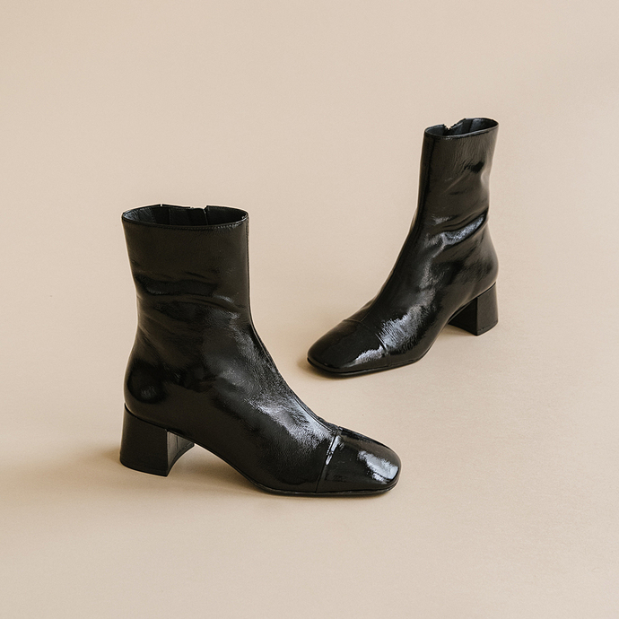 Bottines à bouts carrés et petits talons  en vernis plissé noir