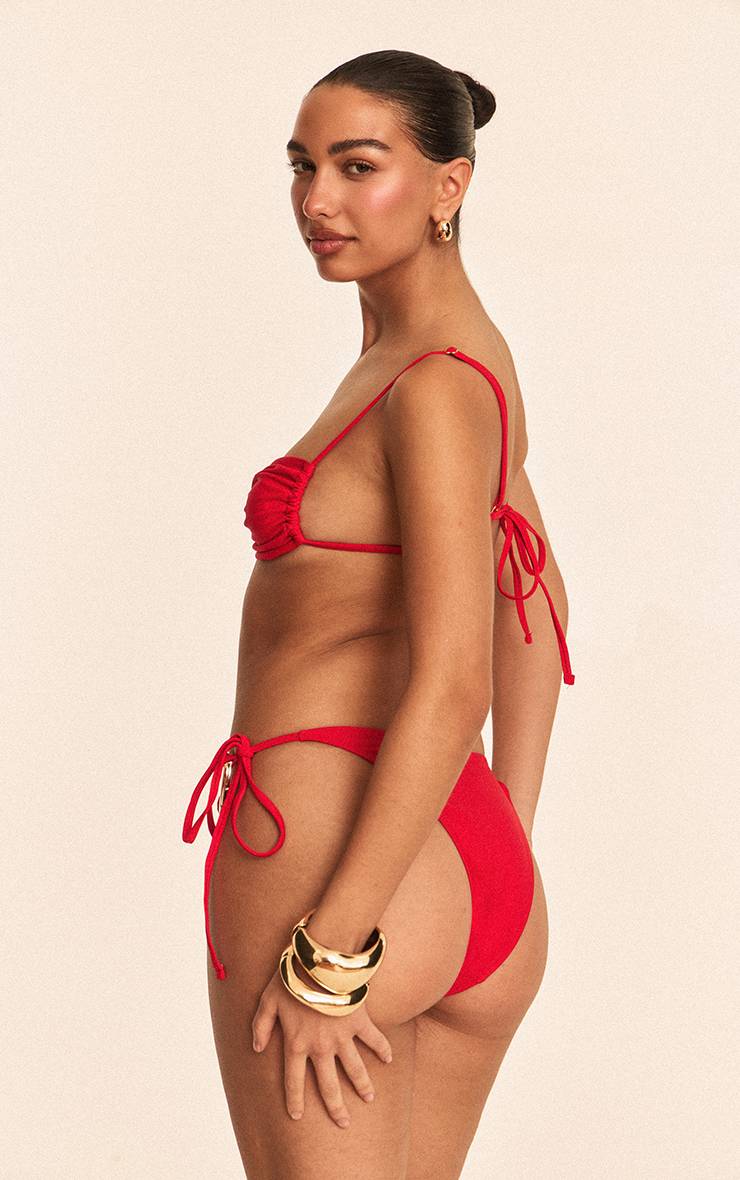 Rouge Haut De Bikini Avec Anneaux Décoratifs