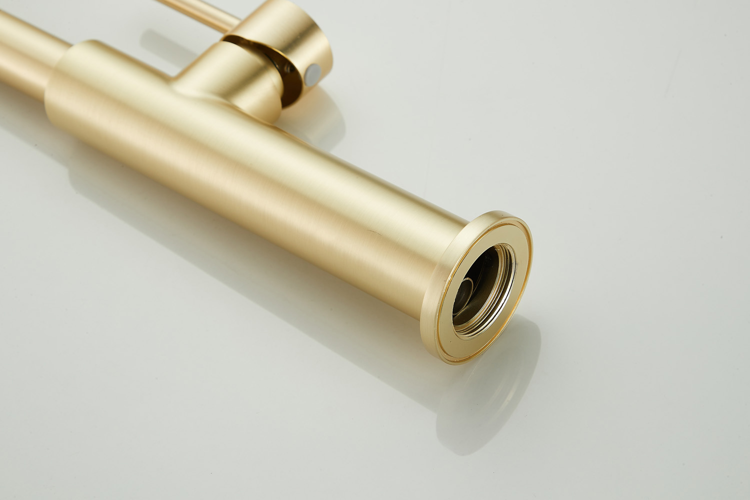 Saniclear Highriser hoge wastafelkraan met gebogen uitloop geborsteld messing - mat goud