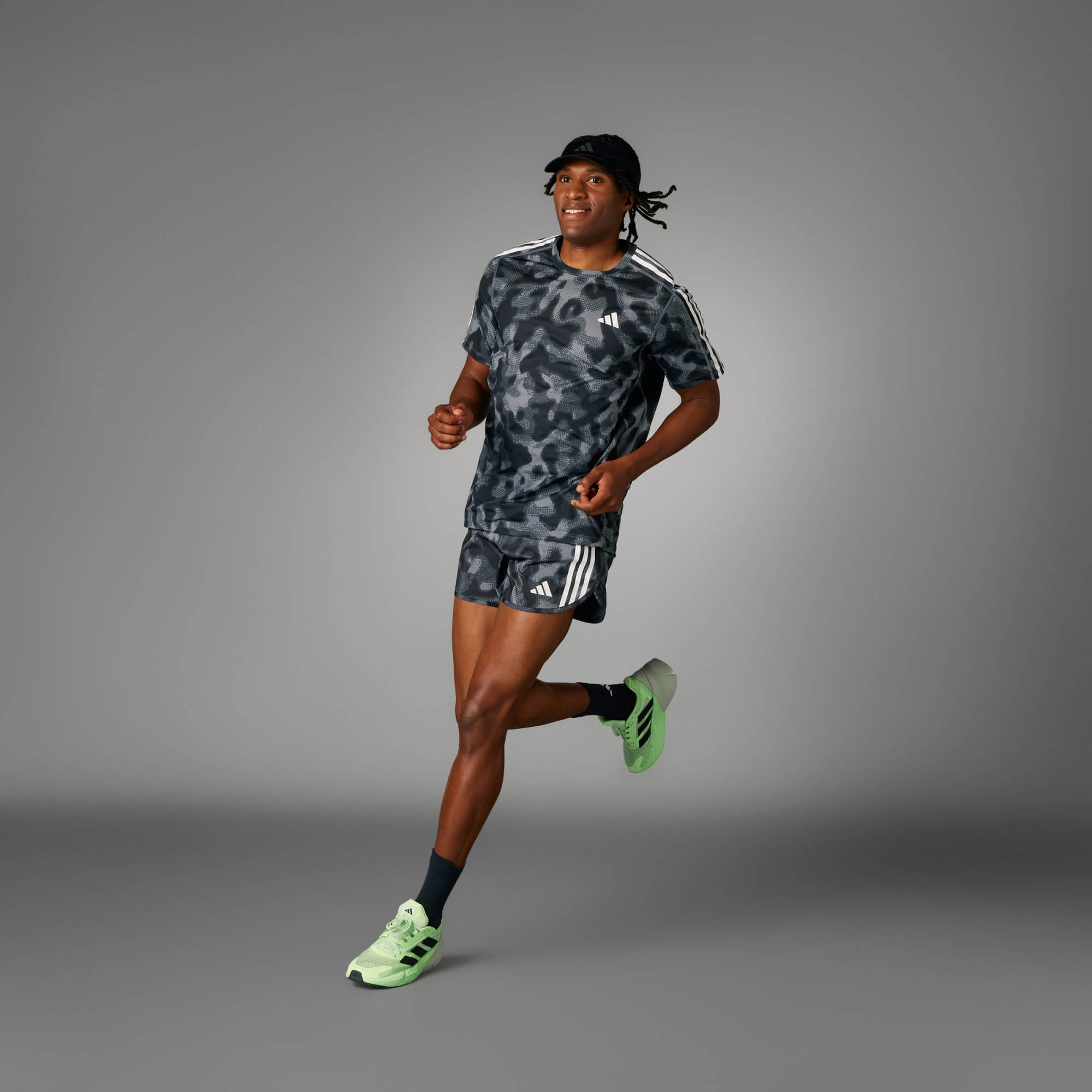 Own the Run 3-Stripes Allover Print Shorts Herre GREFOU/GRESIX/CARBON