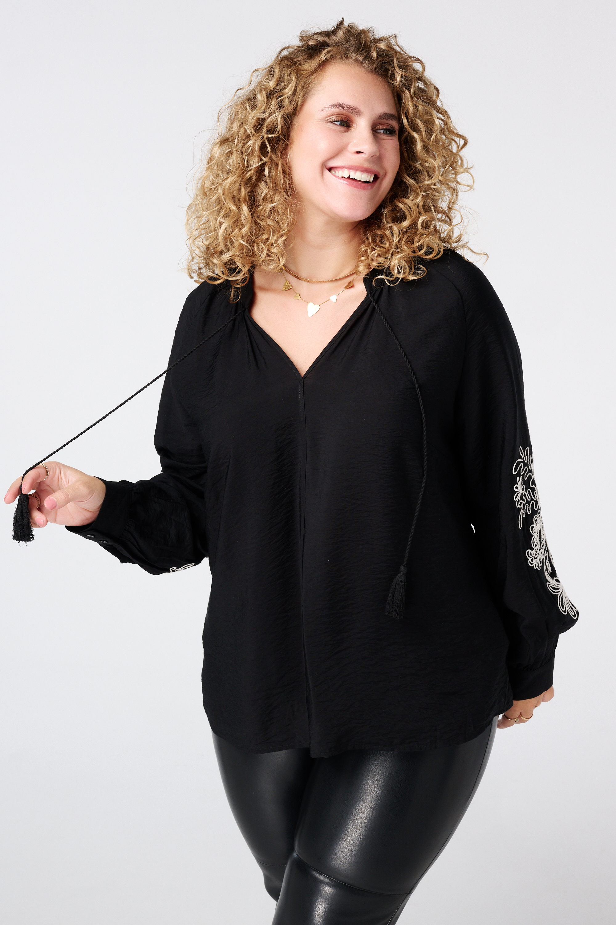 Blouse met borduursel op de mouwen Zwart