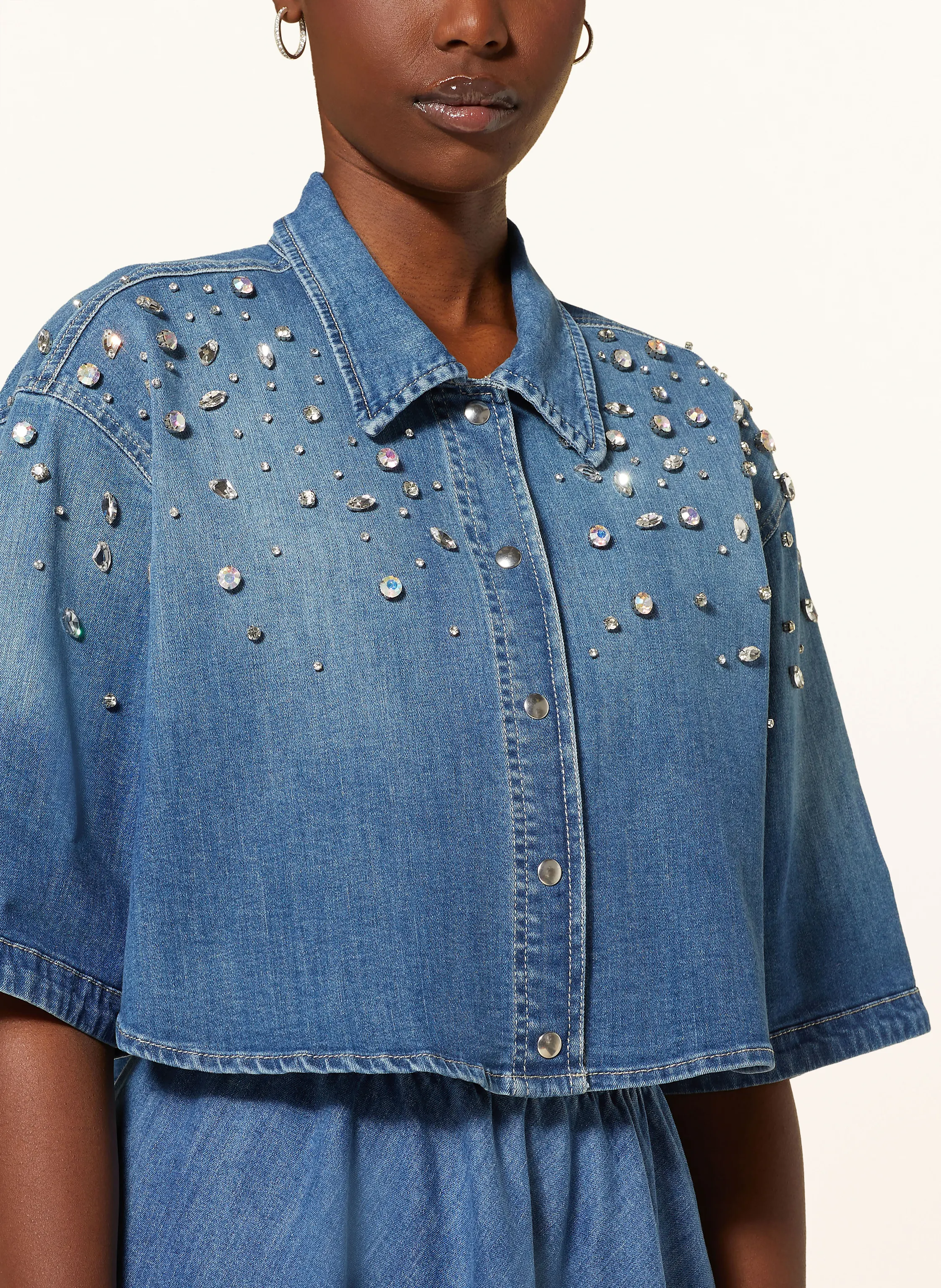 SEM PER LEI Cropped-Jeansbluse mit Schmucksteinen