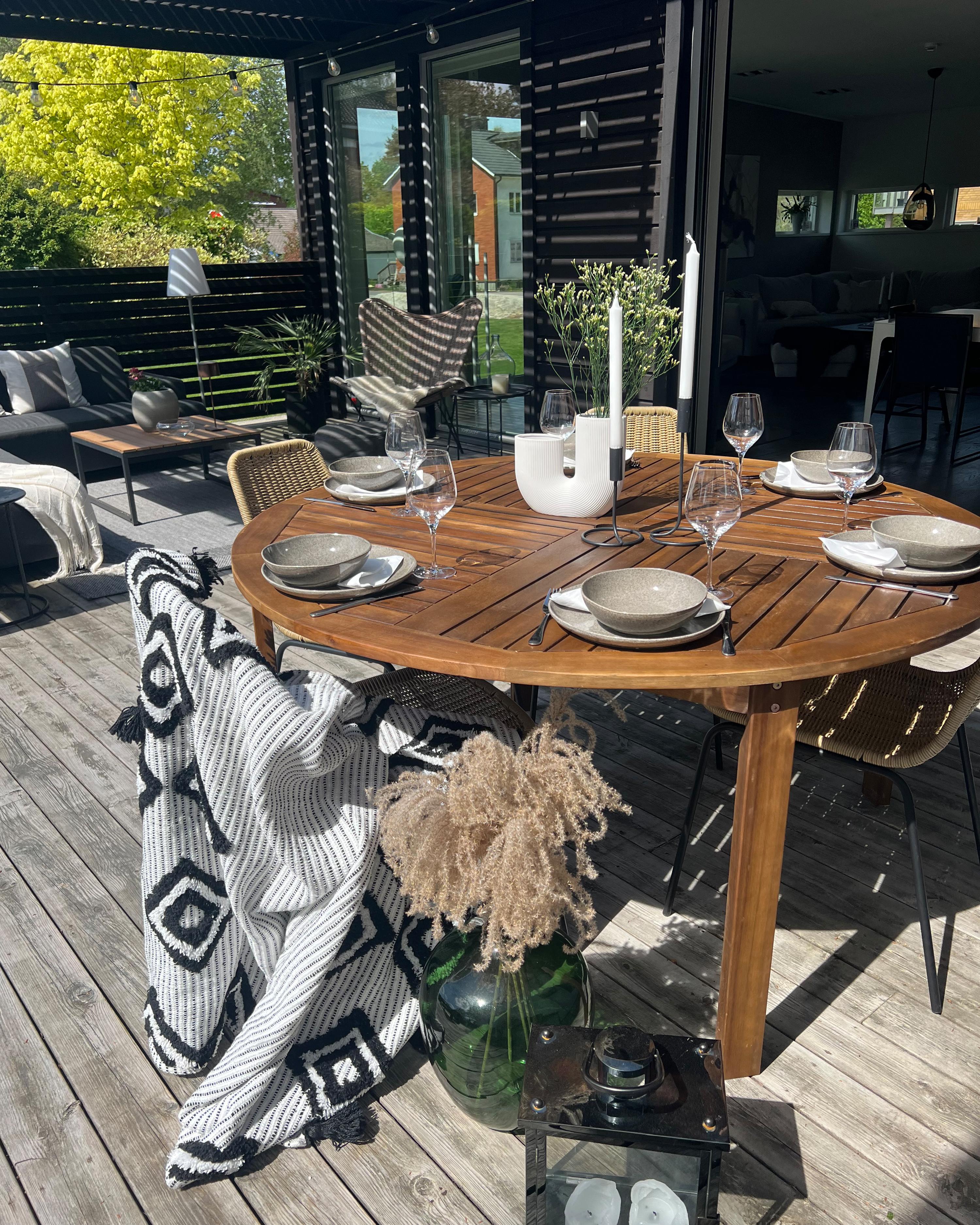 Tuin eettafel TOLVE 150 cm 150 cm Acaciahout Bruin