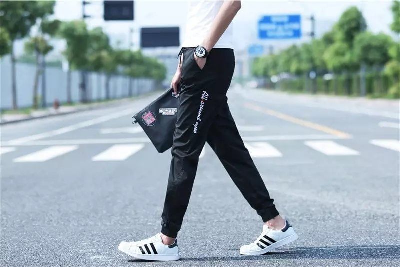 Wescosso - Gestreepte cropped rechte broek met middelhoge taille / Harembroek met geborduurde letters