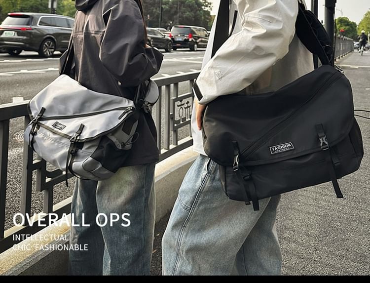 HOVERUP - Messengerbag met letters en applicaties
