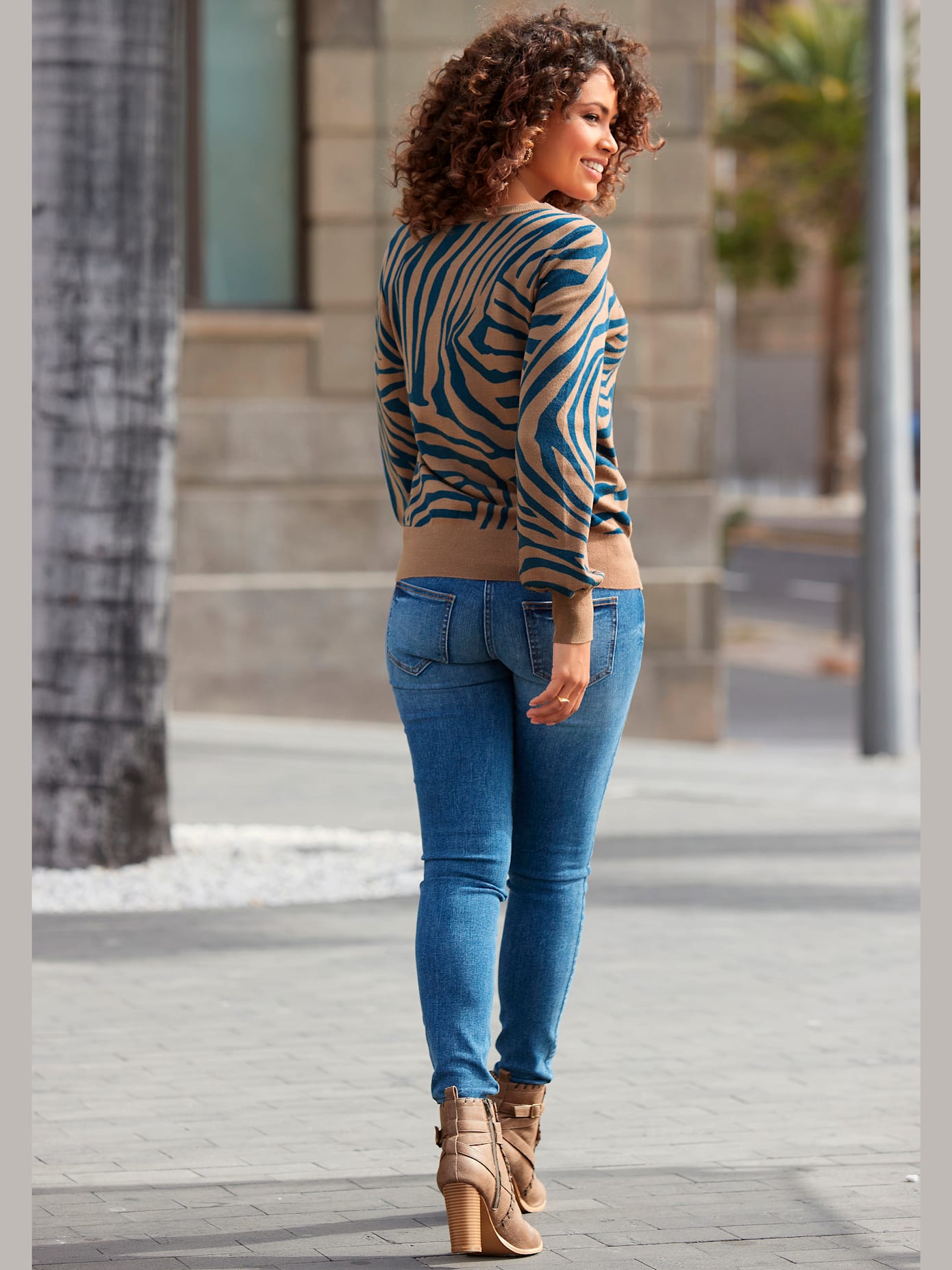 Jean taille haute large ceinture à boutons