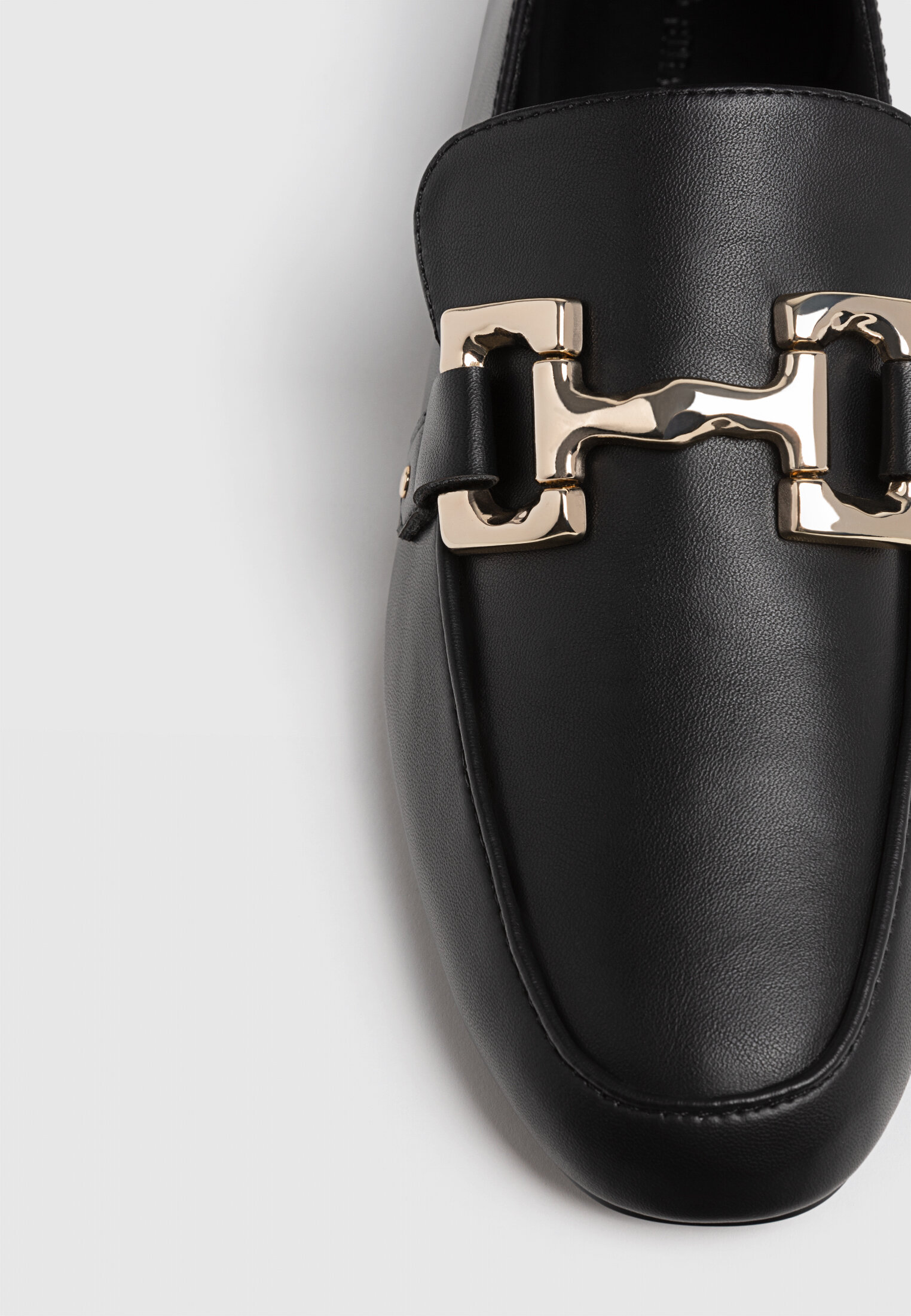 Mocassins planos com aplique metálico