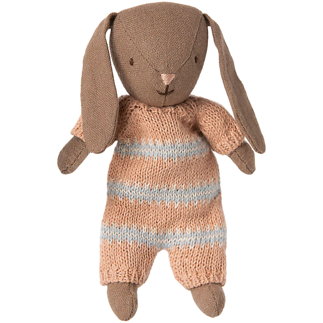 maileg knuffelkonijn micro - bruin - dusty rose gebreid pakje - 11 cm