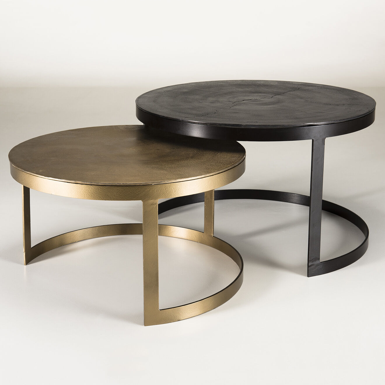 Macabane 2 Tables gigognes ceinturées rondes Jonas doré/noir - D.75xH.46 cm