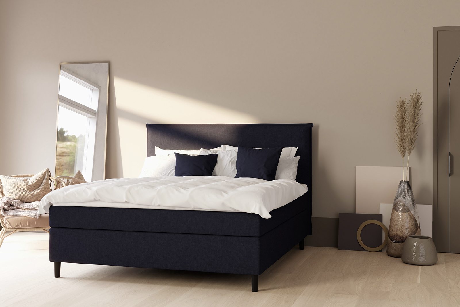 Sensitive 200 kontinentalseng Tekstil Navy 61 i 180x200 cm. Medium/Fast komfort med premium hyperflex overmadrass og runde sorte ben 13cm. Sengegavl selges separat.
