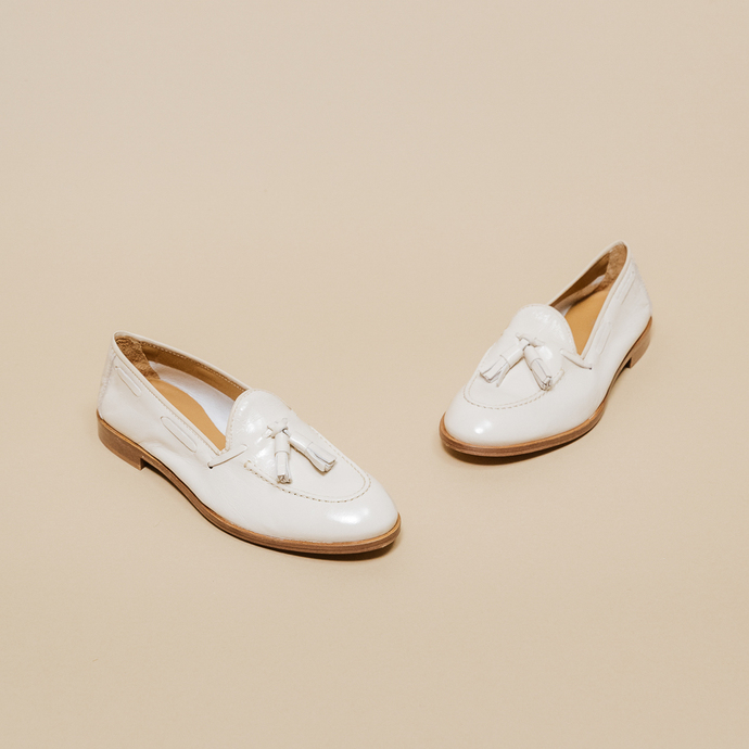 Mocassins à bouts ronds et pompons  en vernis plissé écru